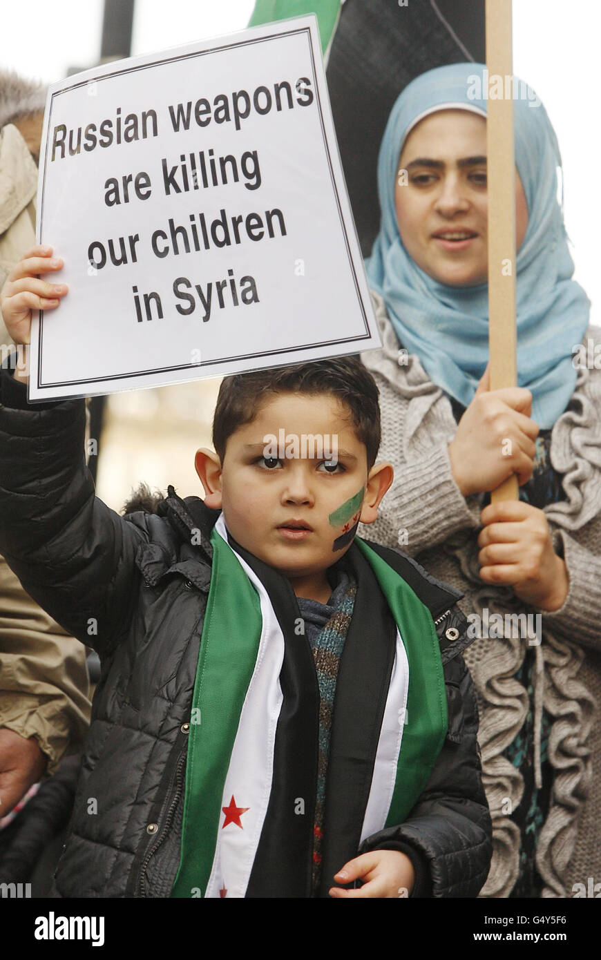 Des manifestants manifestent devant le consulat de Russie à Édimbourg au sujet du veto russe à l'action de l'ONU contre le régime d'Assad en Syrie. Banque D'Images