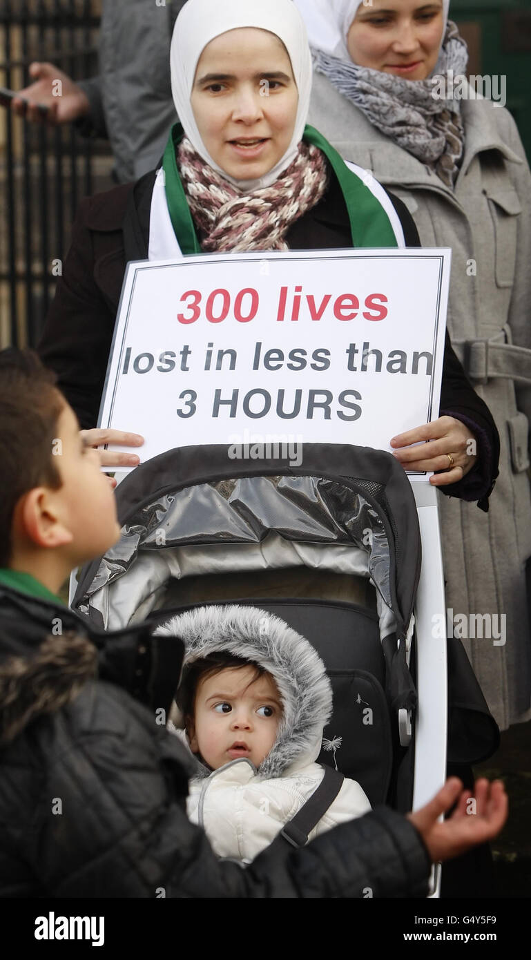 Des manifestants manifestent devant le consulat de Russie à Édimbourg au sujet du veto russe à l'action de l'ONU contre le régime d'Assad en Syrie. Banque D'Images