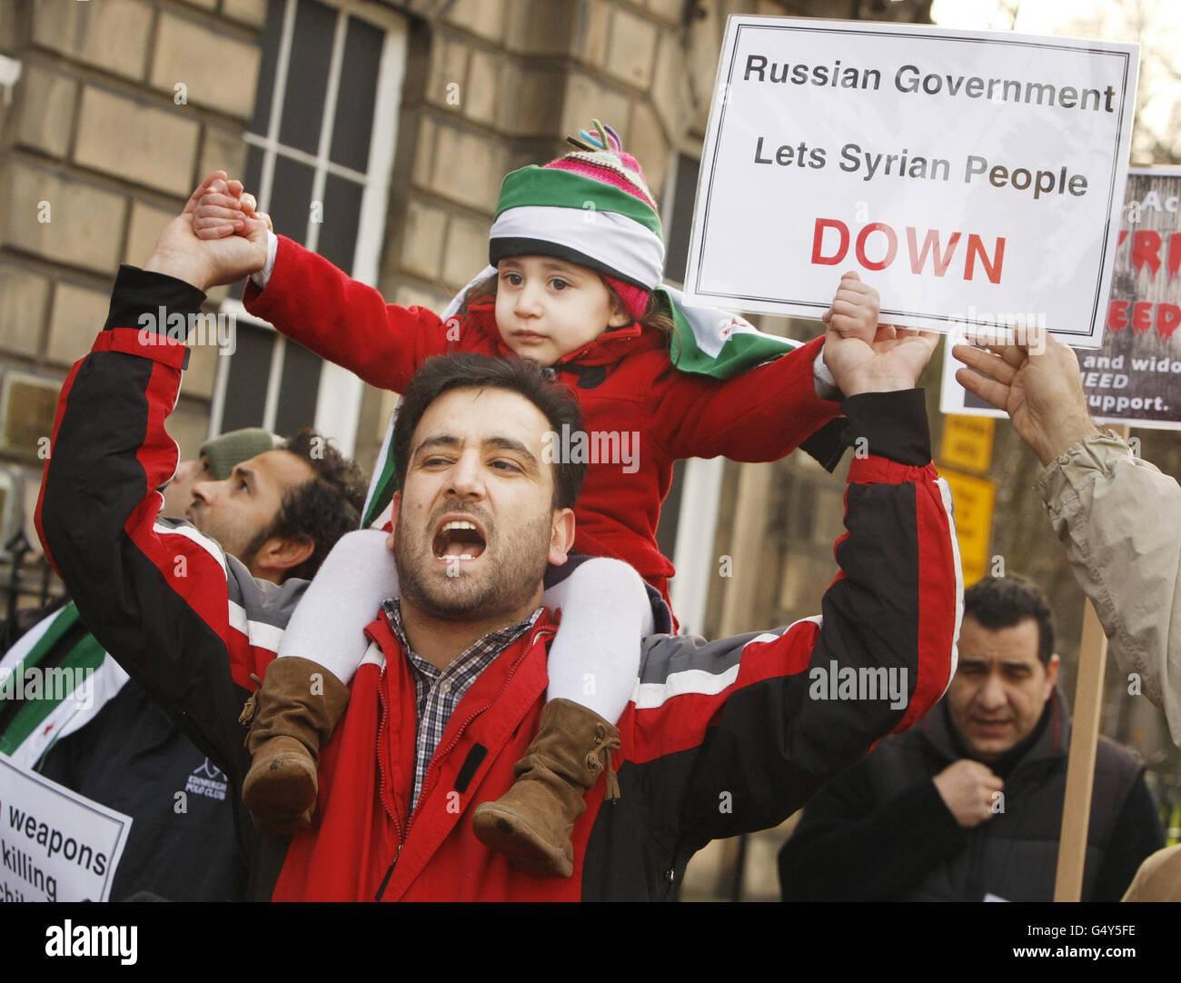 Des manifestants manifestent devant le consulat de Russie à Édimbourg au sujet du veto russe à l'action de l'ONU contre le régime d'Assad en Syrie. Banque D'Images