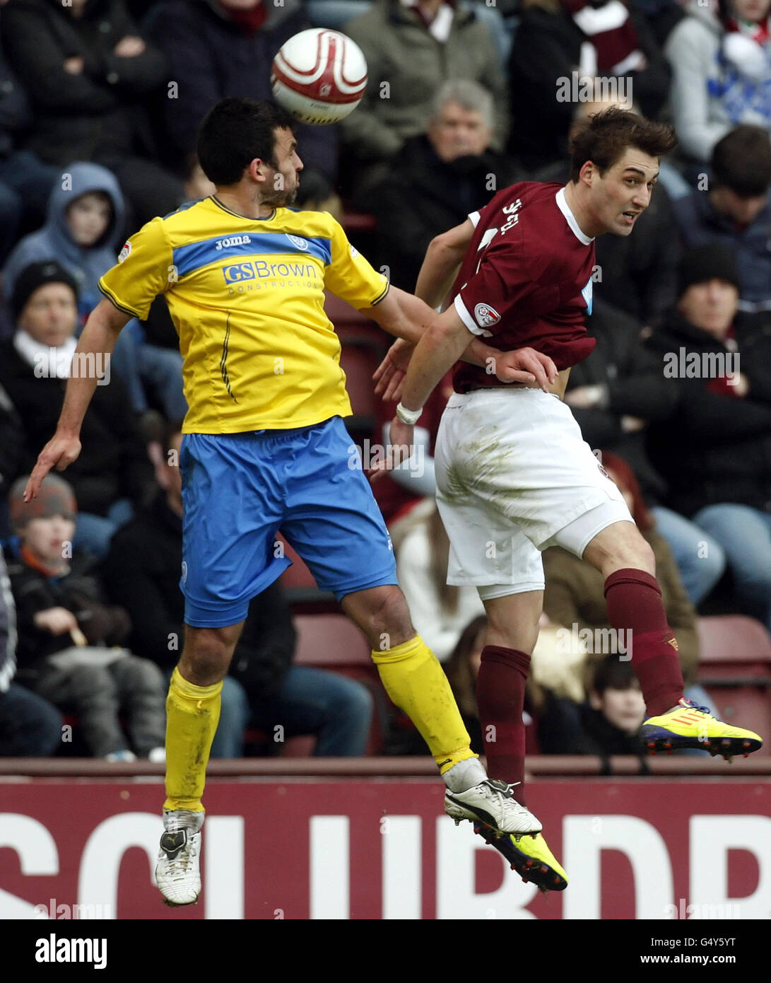 Callum Davidson de St Johnstone (à gauche) et Hearts Rudolf Skacel se battent pour le ballon lors du cinquième tour de la coupe écossaise au stade Tynecastle, à Édimbourg. Banque D'Images