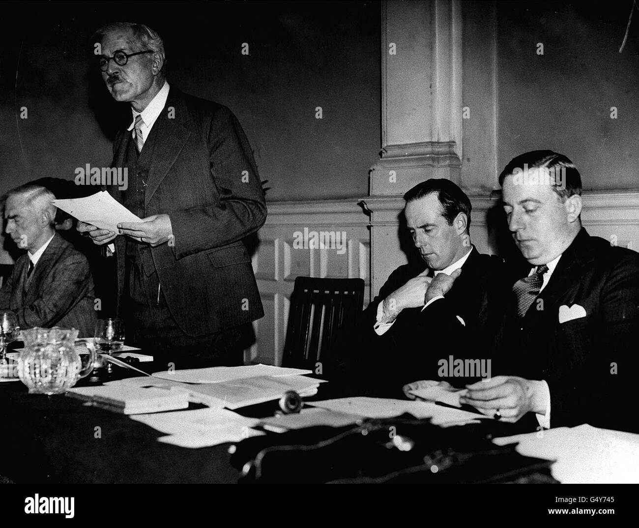 Ramsay Macdonald parle à la Conférence nationale du travail. (De L à R Hon Denam, Macdonald, C.E. Aquith, H.Stannard) Banque D'Images