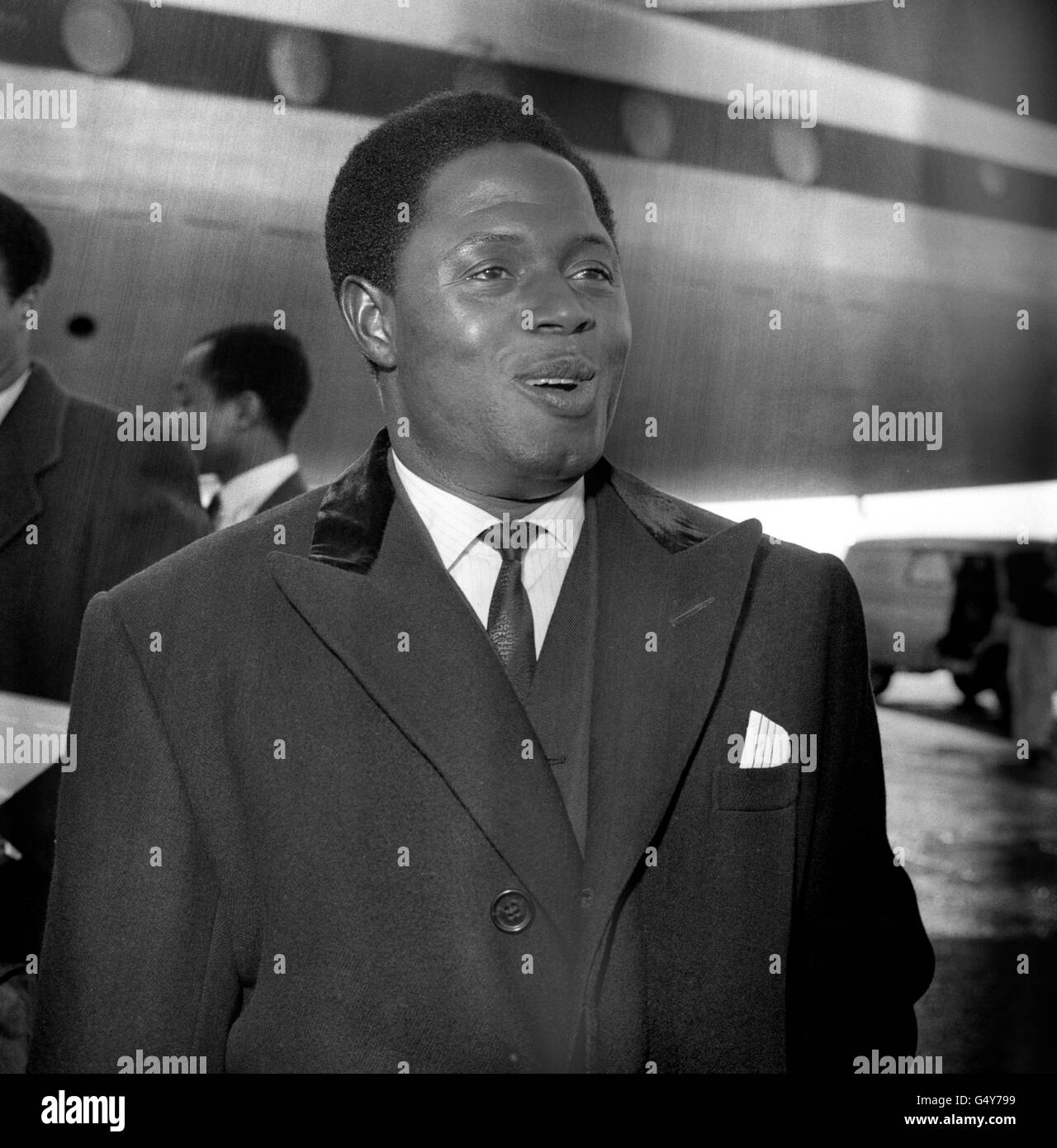 Matthew Tawo Mbu, ministre d'État nigérian au ministère de la Défense, vu à l'aéroport de Londres après son arrivée de Lagos par BOAC Liner. Banque D'Images