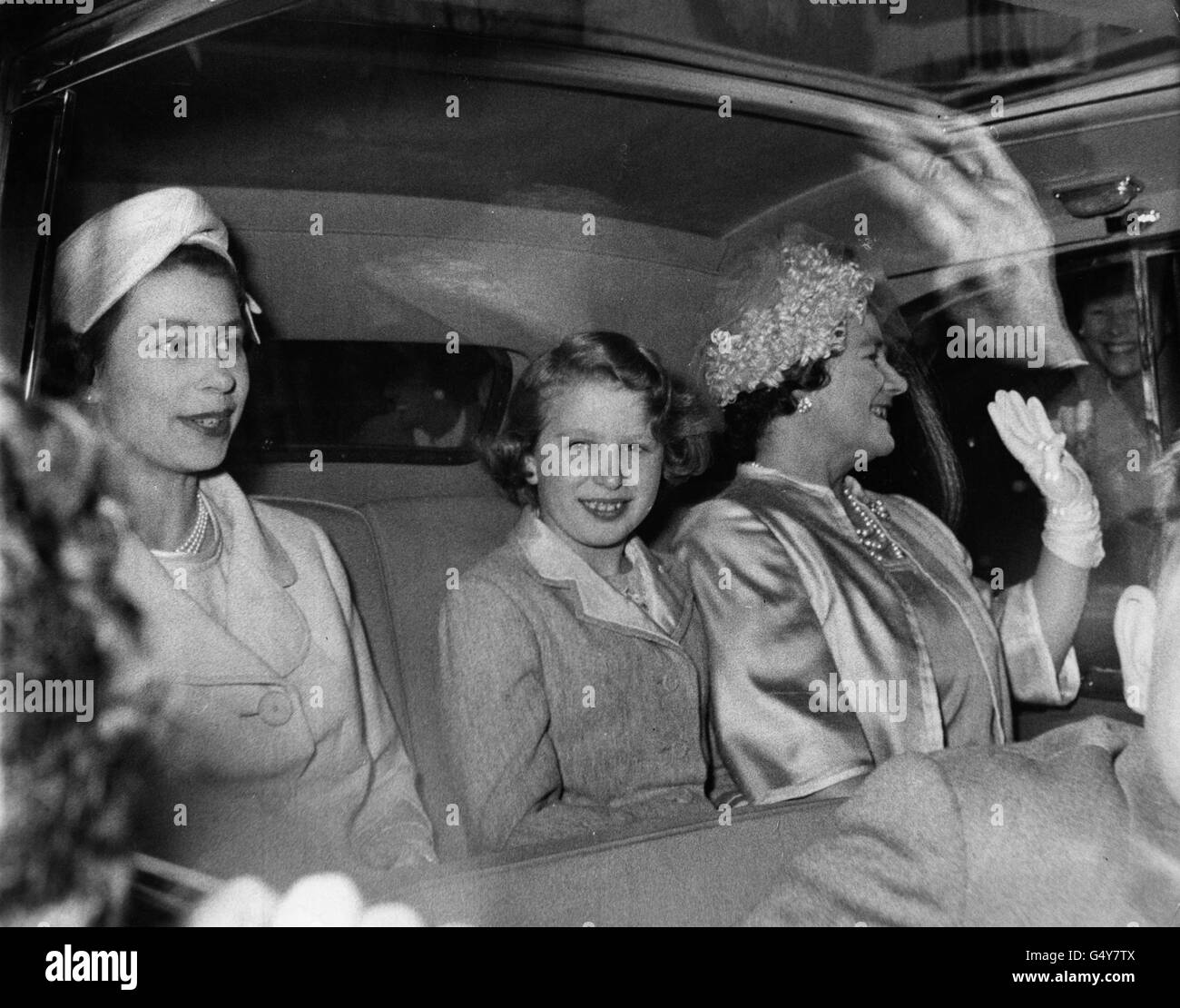 La reine Elizabeth II, la reine mère et la princesse Anne arrivent à l'abbaye de Westminster pour une répétition finale du mariage de la princesse Margaret et d'Antony Armstrong-Jones. Banque D'Images
