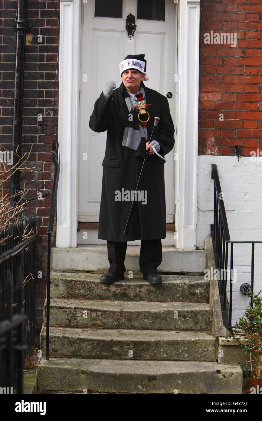 Ian James rend hommage à Scrooge à sa porte d'entrée, à trois portes le long de la route du musée Charles Dickens Birthplace Museum à Portsmouth, à l'occasion du 200e anniversaire de la naissance de l'écrivain. Banque D'Images