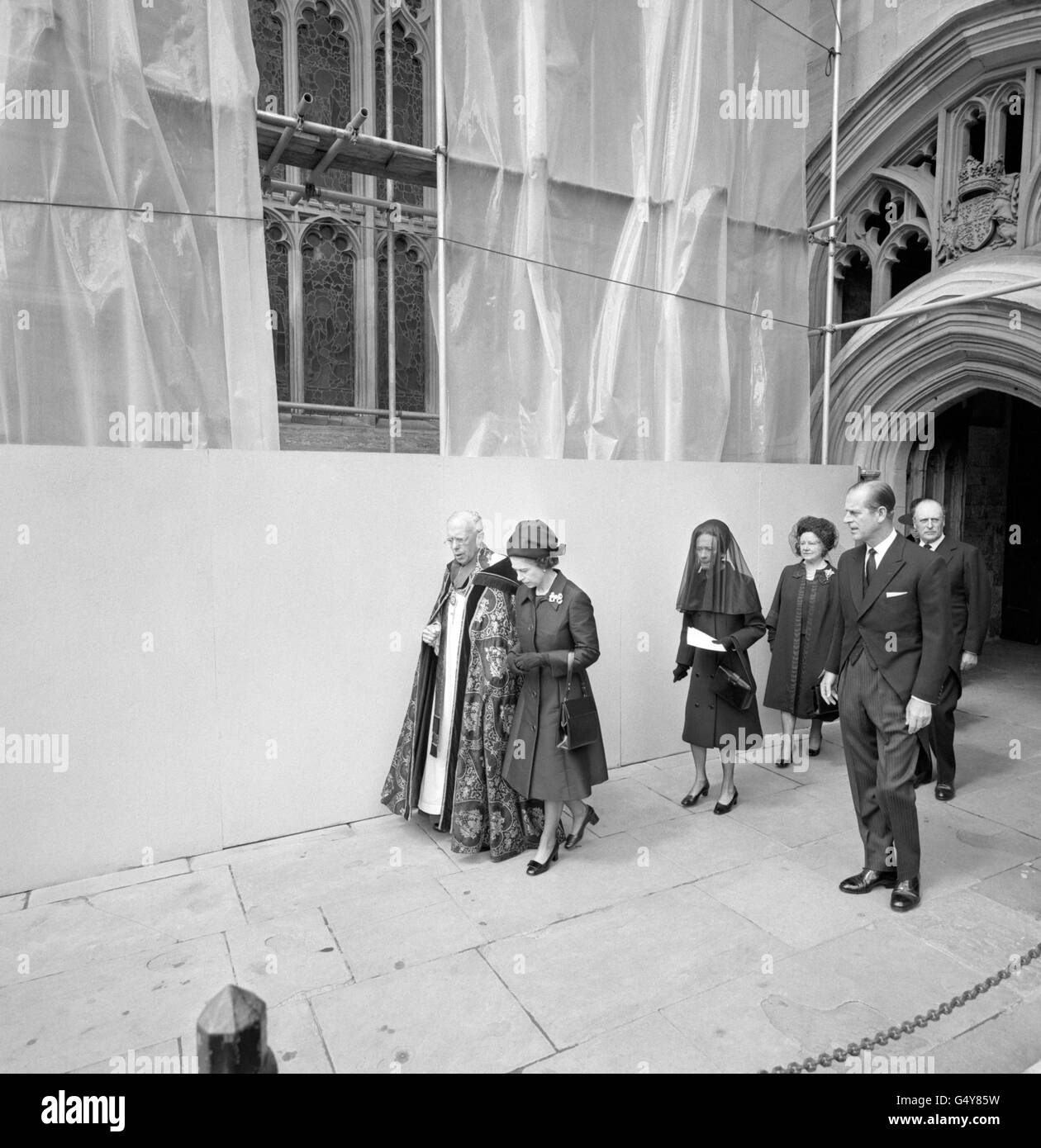 La reine Elizabeth II, la duchesse voilée de Windsor, le duc d'Édimbourg et la reine mère quittent la chapelle Saint-Georges à la suite des funérailles du duc de Windsor qui a été dirigé par le RT. Le révérend Launcelot Fleming, doyen de Windsor, à gauche. Plus tard, le duc de Windsor a été interné dans le petit cimetière privé attaché au mausolée de Frogmore près du lac dans le Grand parc de Windsor. Banque D'Images