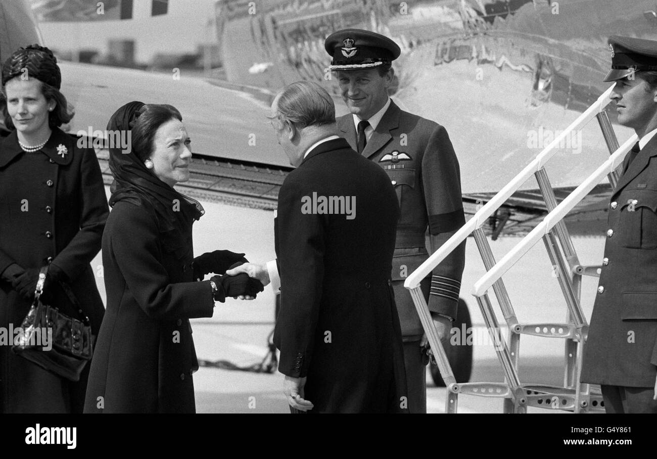 La duchesse de Windsor, après les funérailles de son mari, le duc de Windsor, qui part chez elle à Paris, à l'aéroport de Heathrow. Banque D'Images