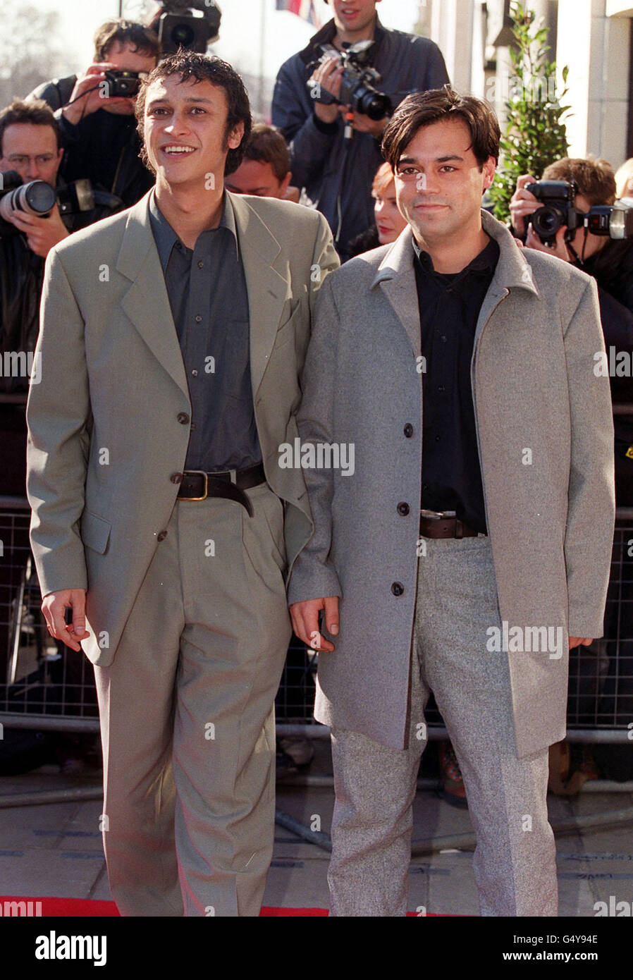 L'acteur Chris Bisson (à gauche), de la télévision SOAP Coronation Street et du film 'East is East', assistant aux Empire film Awards 2000, à Londres. Banque D'Images