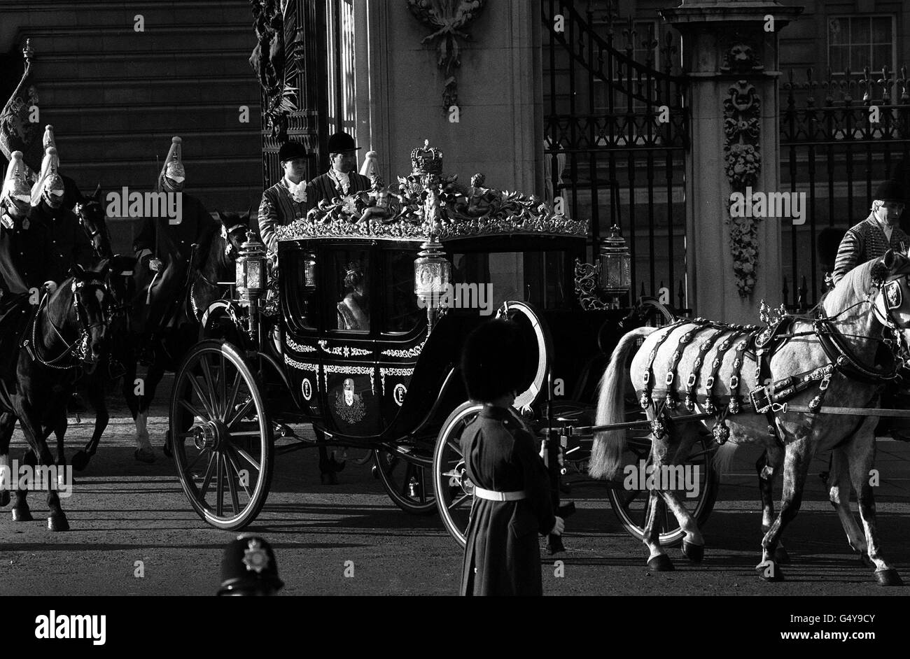 Le cadeau bicentenaire de l'Australie, le nouvel entraîneur d'État australien de 120,000, qui quitte le palais de Buckingham pour prendre la reine Elizabeth II et le duc d'Édimbourg à l'ouverture d'État du Parlement. L'entraîneur est le premier nouvel entraîneur de la famille royale depuis 1910. L'autocar a des fenêtres à commande électrique, et est le premier wagon royal à être construit en dehors de la Grande-Bretagne. Banque D'Images