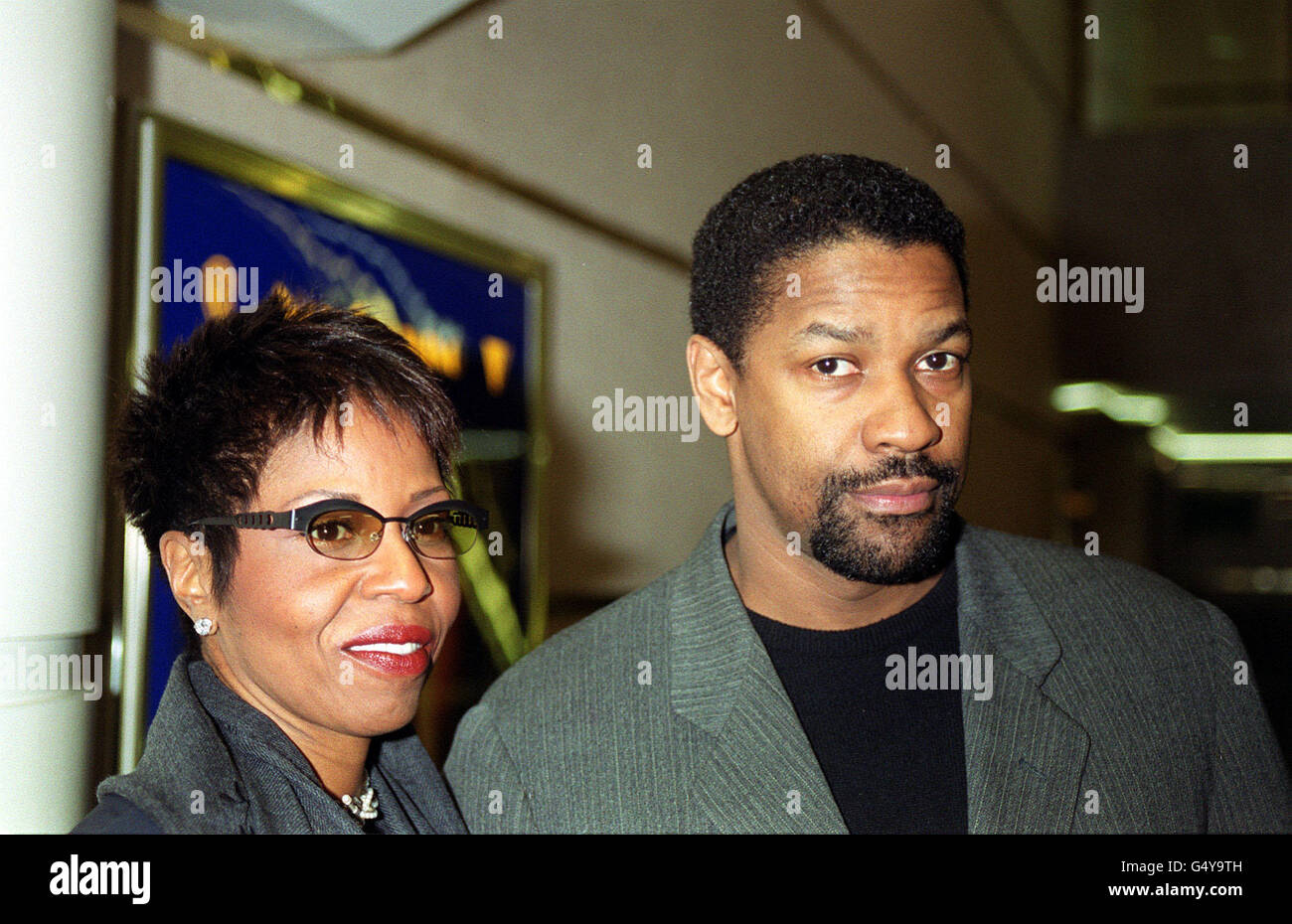 L'acteur Denzel Washington avec sa femme Pauletta Pearson arrive à la projection de célébrités de son dernier film, The Hurricane, au Warner Village Cinema de Leicester Square à Londres. Banque D'Images