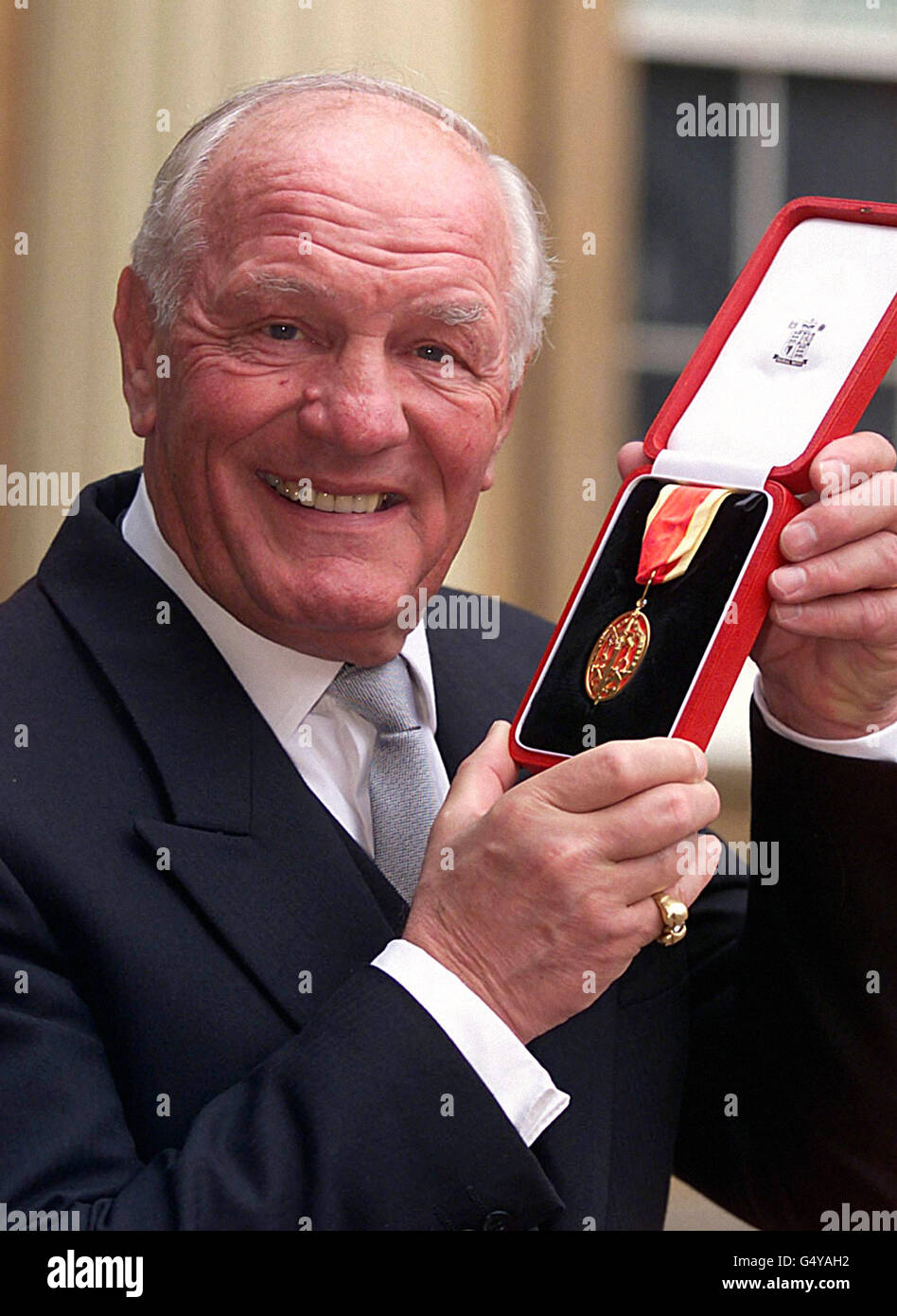 Sir Henry Cooper.L'ancien champion britannique de boxe poids lourd Sir Henry Cooper après avoir reçu un chevalier lors d'une cérémonie d'investiture à Buckingham Palace. Banque D'Images