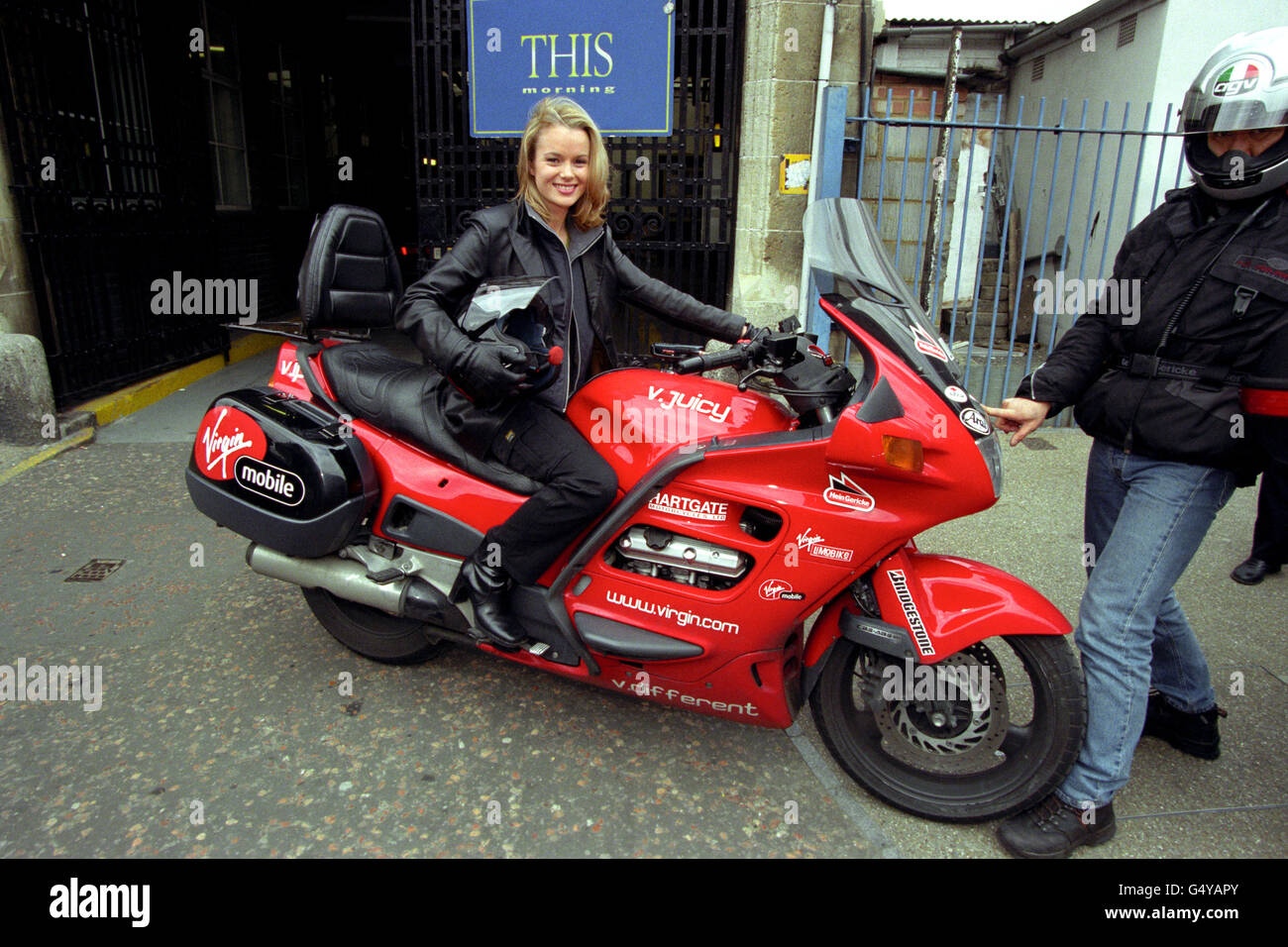 Amanda Holden à bord d'une moto Honda Goldwing Virgin Mobile devant les  studios de ce matin. Mme Holden et son mari, les Dennis, étaient présents  pour les présentateurs réguliers Richard Madeley et