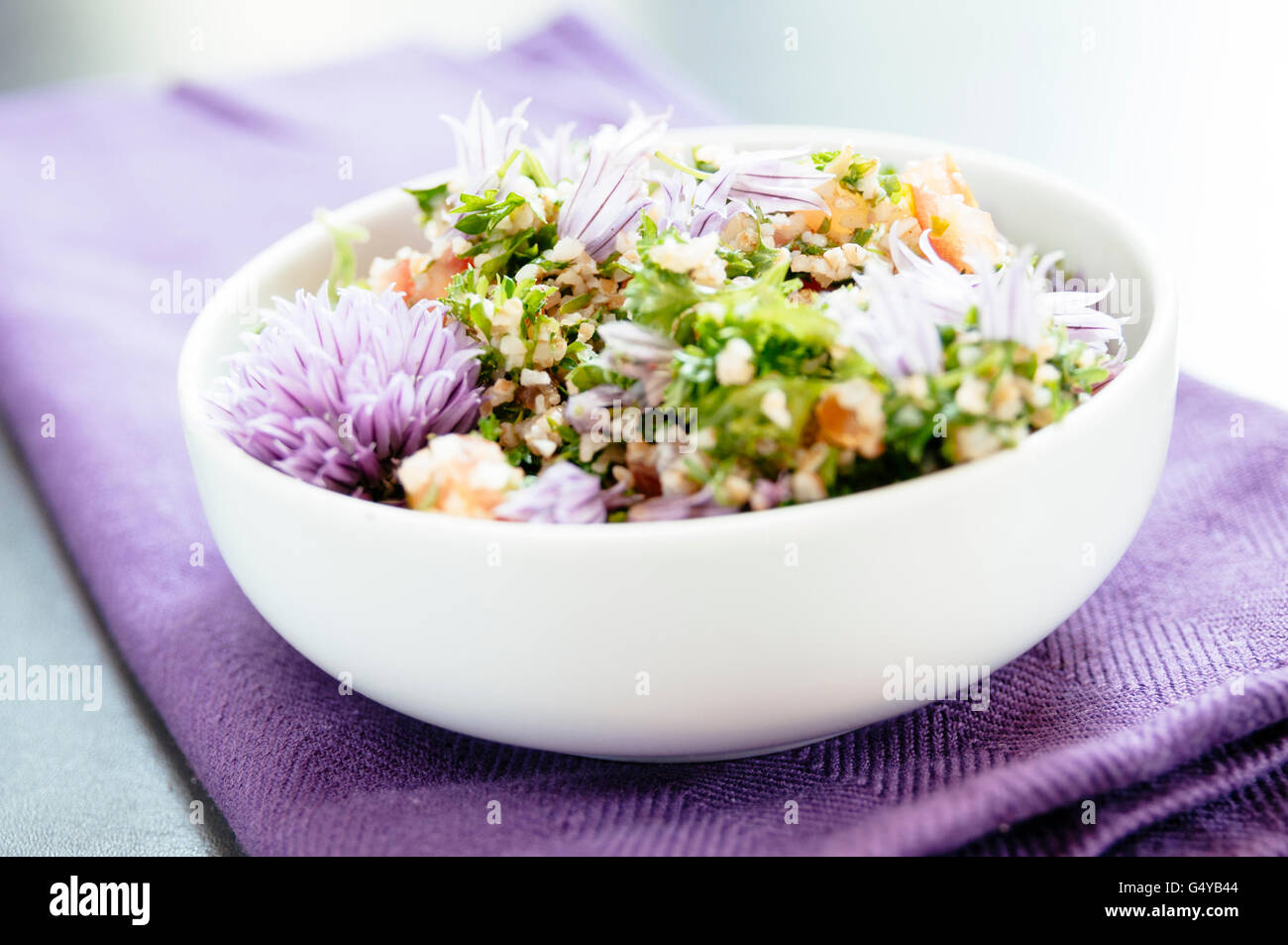 Salade de taboulé, uniquement avec des fleurs de ciboulette au lieu de l'oignon. Banque D'Images