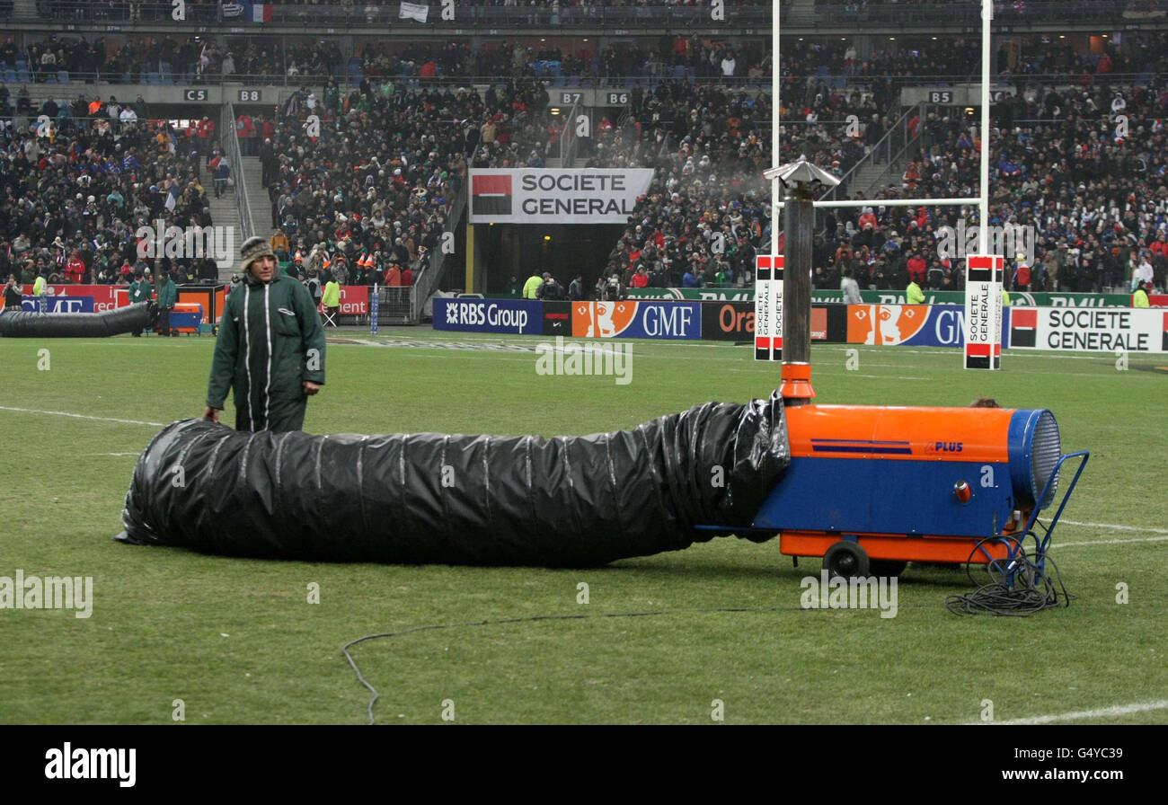 Des machines sont utilisées pour vérifier le terrain avant l'annulation du match des six Nations RBS au Stade de France, Paris. Banque D'Images