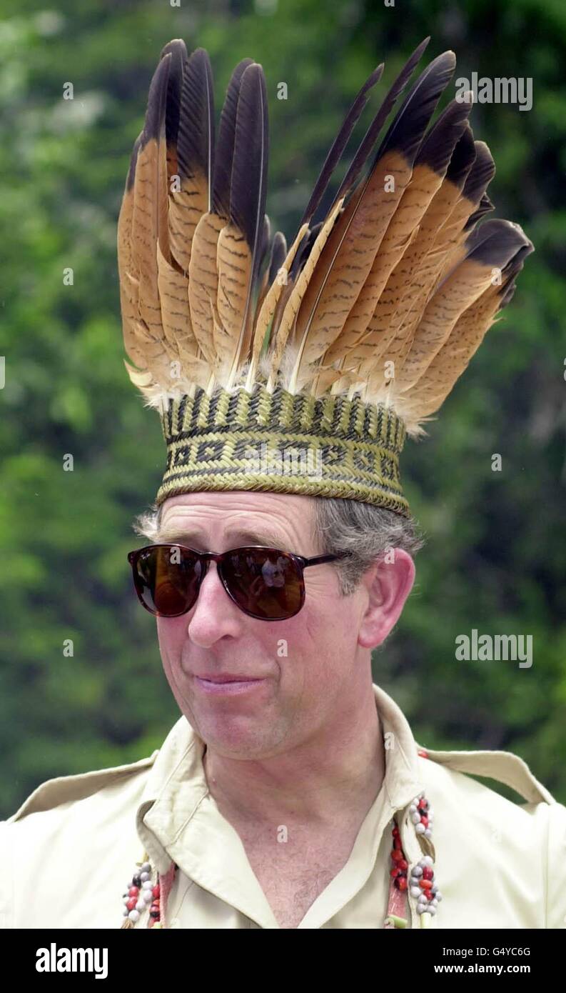 Le prince de Galles porte une robe de tête indienne lors d'une visite dans la forêt tropicale d'Iwokrama, en Guyane, au cours de sa visite des Caraïbes. Banque D'Images