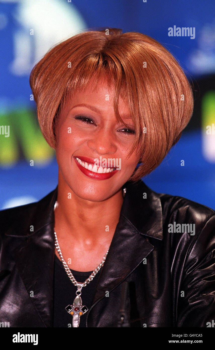 Photo du dossier, datée du 17 février 1999, la chanteuse américaine Whitney Houston fait une apparition rare pour ses fans au magasin HMV d'Oxford Circus, Londres. Banque D'Images
