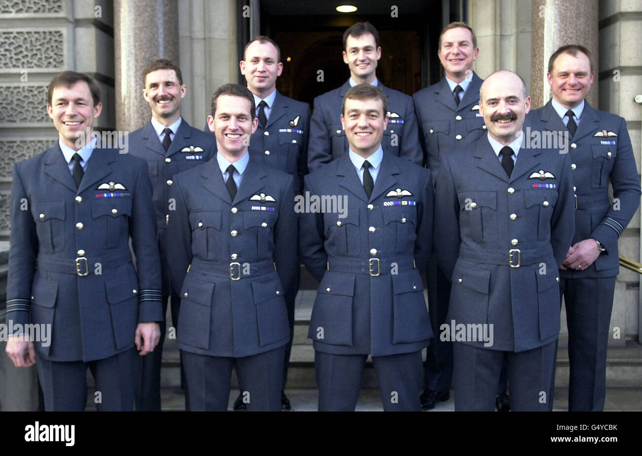 Lauréats des prix de galantry de la RAF, rangée arrière, leaders de l'escadron de la RAF Christopher Huckstep, Simon Rochelle, Jonathan Burr, Stuart Mitchell, Martin Bell, Front (l/r), Andrew Golledge, commandants de l’escadre de la Force aérienne, Stephen Hillier, Stephen Barnes et Timothy Anderson. *photo à l'extérieur du Royal Air Force Club. La Reine présentera les Prix dans un cermony au Palais de Buckingham. Banque D'Images