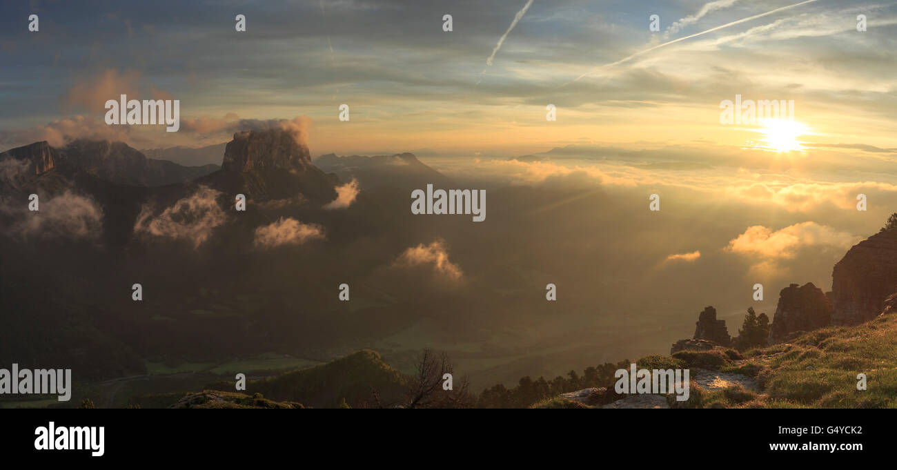 Mont Aiguille dans le Vercors pendant un été tranquille, le lever du soleil. Banque D'Images
