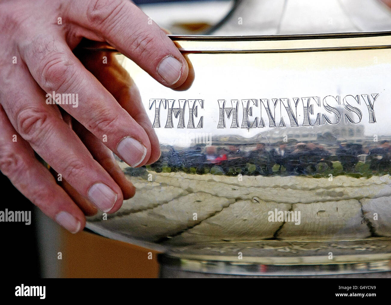 Maurice Hennessy, de la célèbre famille Hennessy, tient la coupe d'or Hennessy pendant la journée de la coupe d'or Hennessy à l'hippodrome de Leopardstown, en Irlande. Banque D'Images