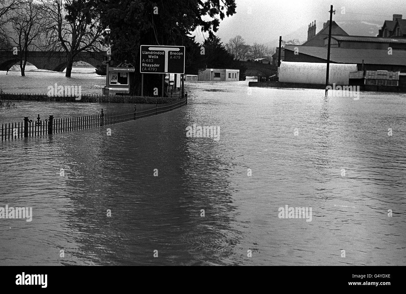 La route menant à Builth Wells, dans le Brecknockshire, est inondée en raison de la rivière Wye qui a fait éclater ses berges, ce qui rend cette route de la vallée de Wye impraticable à la circulation automobile dans le centre du pays de Galles. Banque D'Images