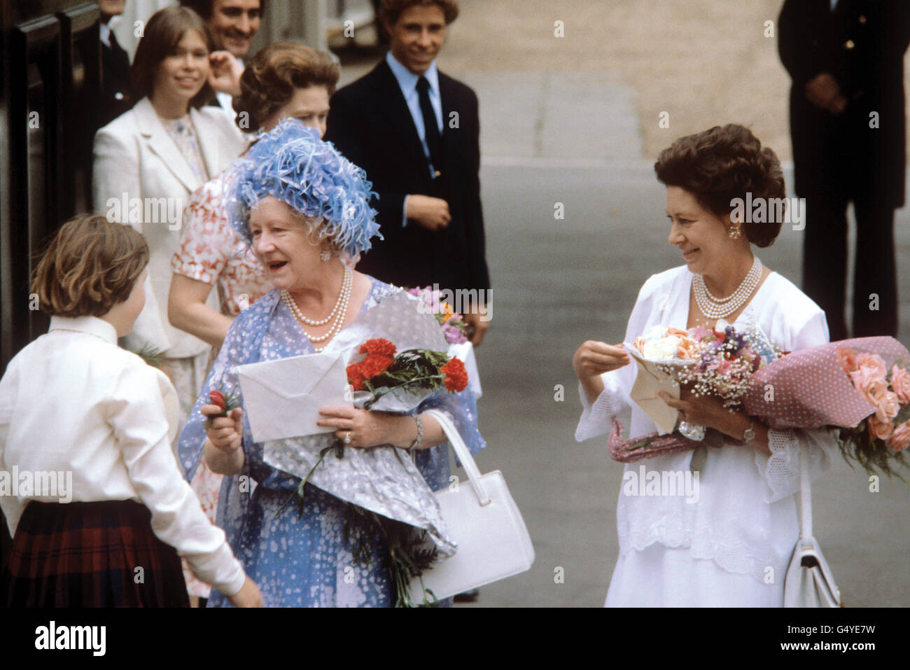 La reine Elizabeth la reine mère reçoit des bouqeuts de fleurs à l'extérieur de Clarence House à l'occasion de son 80e anniversaire. (l/r) Lady Sarah Armstrong-Jones, la Reine, le vicomte Linley et la princesse Margaret. Banque D'Images