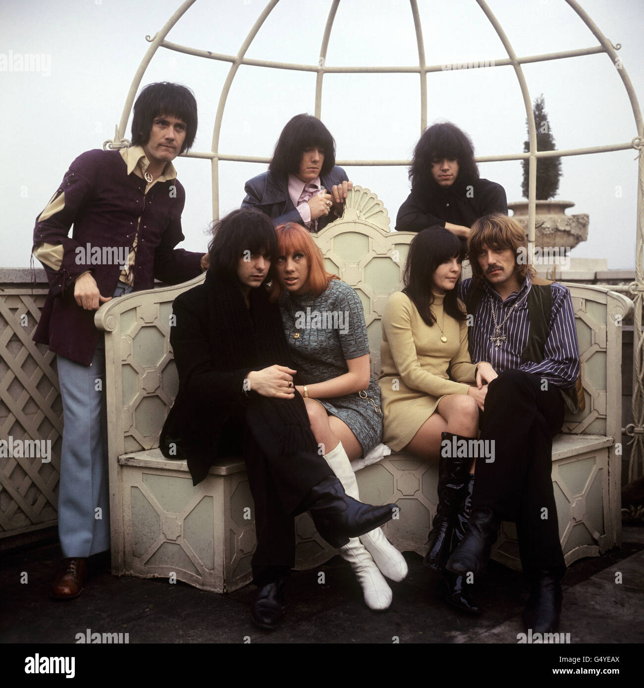 Groupe de rock anglais Deep Purple. (Rangée arrière, l-r) Rod Evans, Nick Simper, Ian Paice. (Première rangée, avec leurs fiancéens) Ritchie Blackmore et Jon Lord. Banque D'Images