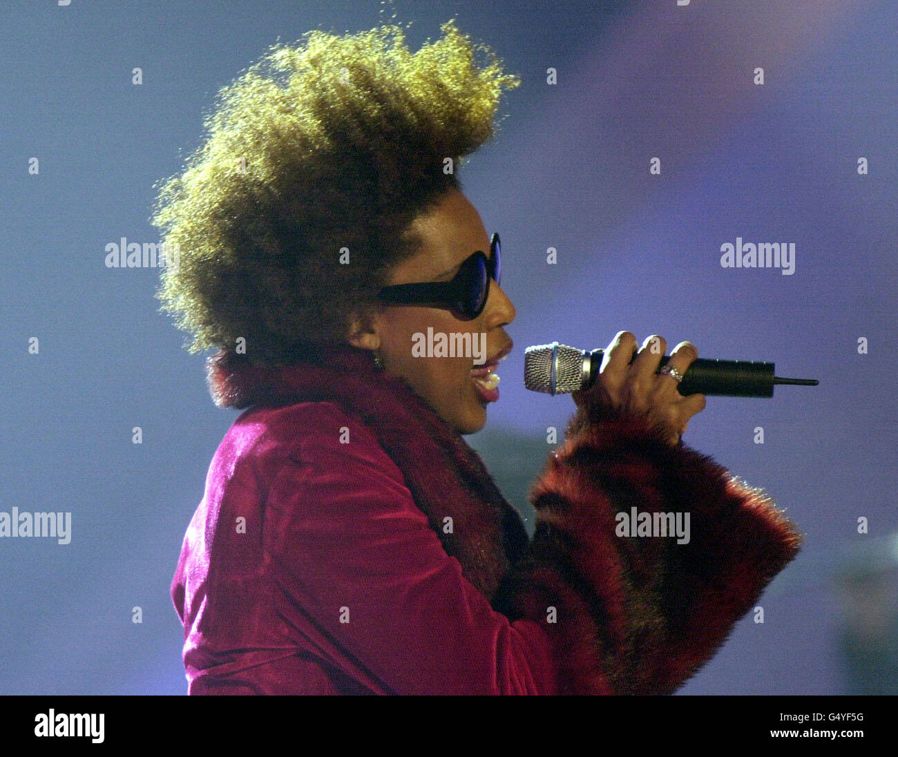 La chanteuse américaine de R&B Macy Gray se présente sur scène, lors de la cérémonie des Brit Awards 2000, qui s'est tenue à Earls court, dans l'ouest de Londres. Banque D'Images