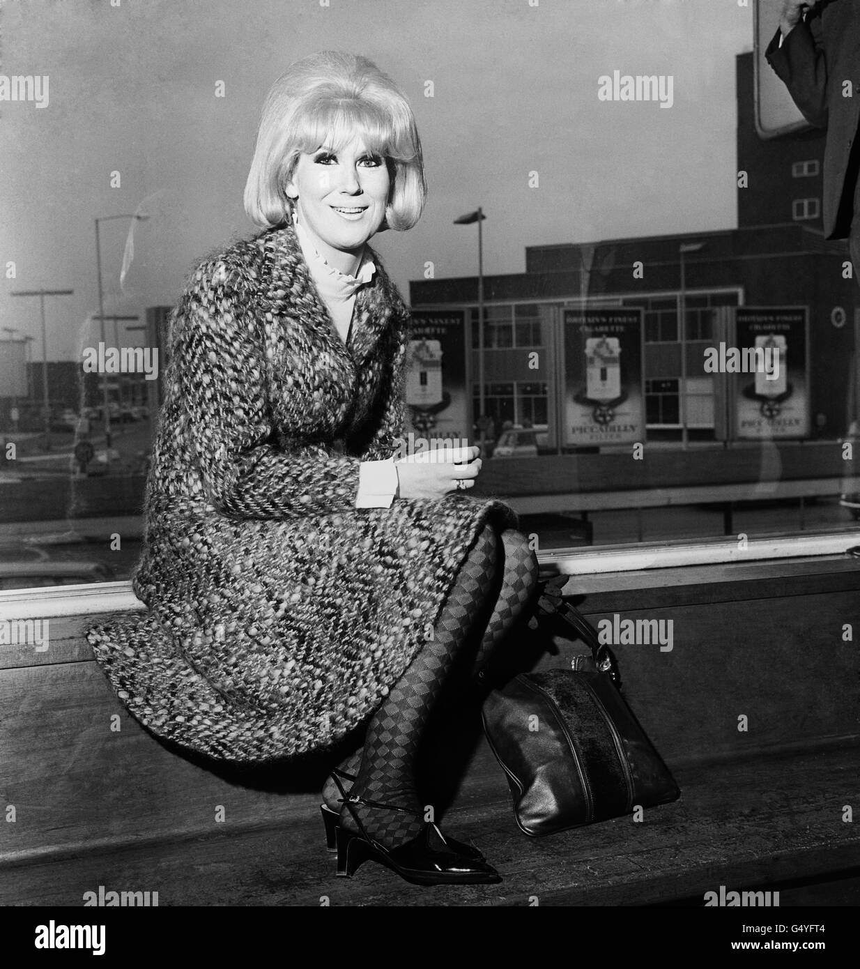 Dusty Springfield - Heathrow Airport - Londres.Singer Dusty Springfield à l'aéroport d'Heathrow avant qu'elle ne s'envole pour Bruxelles pour une visite. Banque D'Images