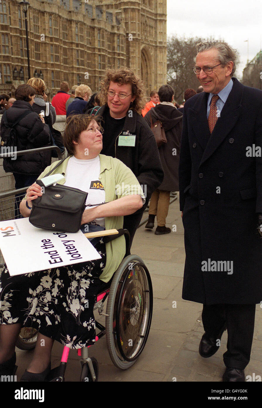 La sclérose en plaques souffre rencontrer Sir Norman Fowler lors d'une  manifestation de plus d'un 1 000 MS souffre avec leurs familles et leurs  soignants, à la Chambre des communes dans le