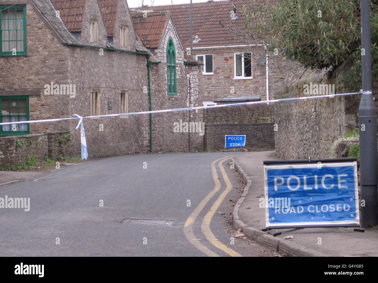 La police ferme une route à Thornbury, dans le sud du Gloucestershire, après qu'un homme ait été trouvé mort à un vicaire dans la vieille ville marchande dans des circonstances suspectes. Banque D'Images