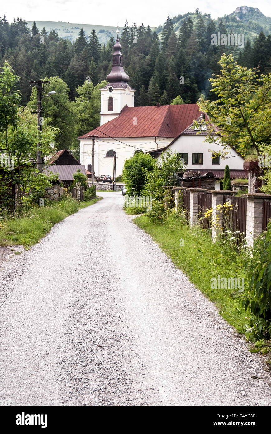 Navstivenia Bazilika Panny Marie basilics à Stare Hory village avec des collines de monts Velka Fatra sur l'arrière-plan Banque D'Images