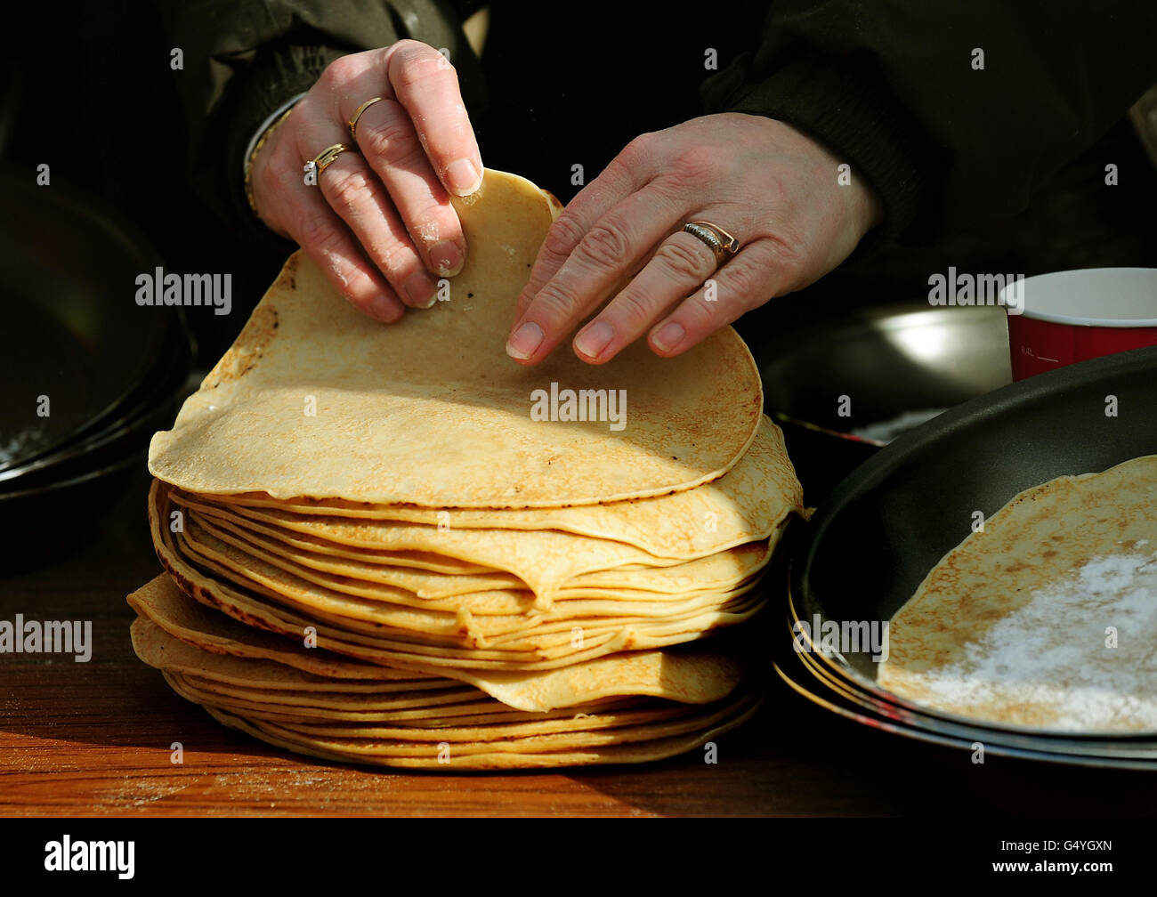 Les organisateurs préparent des crêpes pour le personnel et les étudiants de l'Université de Sheffield avant le Big Flip, une tentative de briser le record du monde Guinness pour le plus grand nombre de personnes qui flip des crêpes au village d'Endcliffe, à Sheffield. Banque D'Images