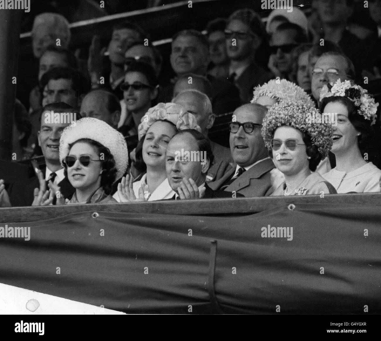 *numérisé basse résolution à partir de la version imprimée* la reine Elizabeth II et la princesse Margaret regardant la finale des singles hommes à Wimbledon. Banque D'Images