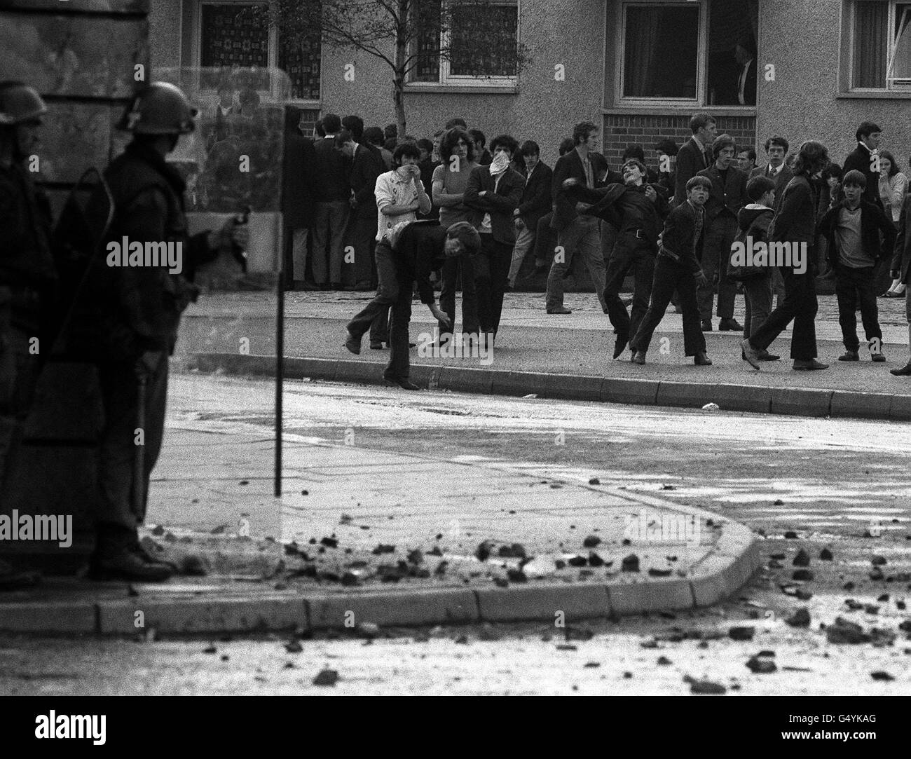 Les troupes d'escouade anti-émeute s'abritent tandis que des pierres sont lancées par quelques-uns des 100 jeunes responsables dans la région de William Street à Londonderry.Des soldats en acier, avec des boucliers anti-émeutes et des bâtons , ont repoussé la foule dans la rue Roiss ville.* les prêtres et les conciliateurs ont essayé de parler à la foule. Banque D'Images