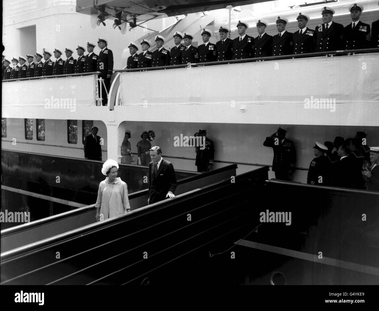 La princesse Margaret et son mari, M. Antony Armstrong - Jones (Lord Snowdon) sourient avec joie lorsqu'ils quittent le yacht royal Britannia à leur arrivée à Portsmouth après leur lune de miel dans les Caraïbes. La princesse porte un manteau rose saumon et un chapeau de tulle blanc. Banque D'Images