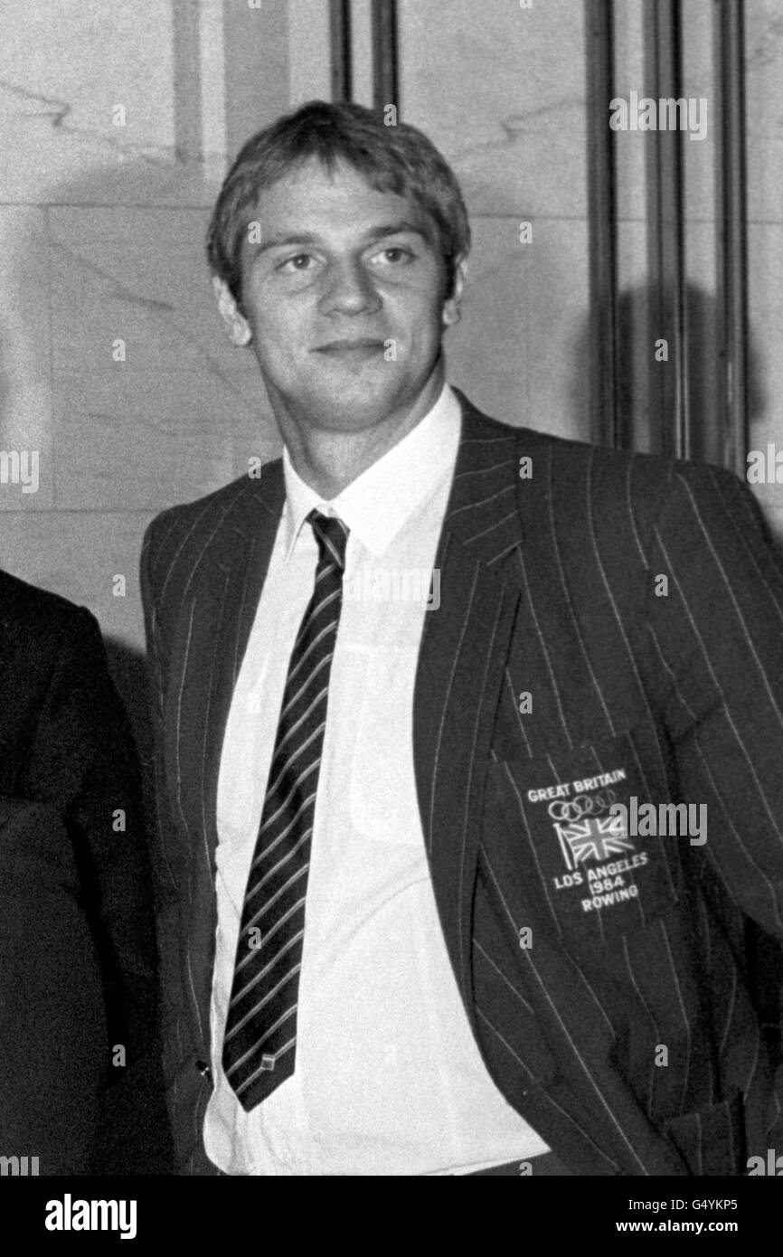 Steve Redgrave, portant son blazer olympique lors d'un dîner de célébration pour certains des lauréats de la médaille d'or de la Grande-Bretagne des Jeux Olympiques de Los Angeles 1984. Steve Redgrave a remporté l'or lors de l'événement d'aviron en boîte de quatre hommes. Il remporterait ensuite une médaille d'or aux 1988 Jeux olympiques de Séoul, Barcelone 1992, Barcelone, 1996, Atlanta et 2000, Sydney. Banque D'Images