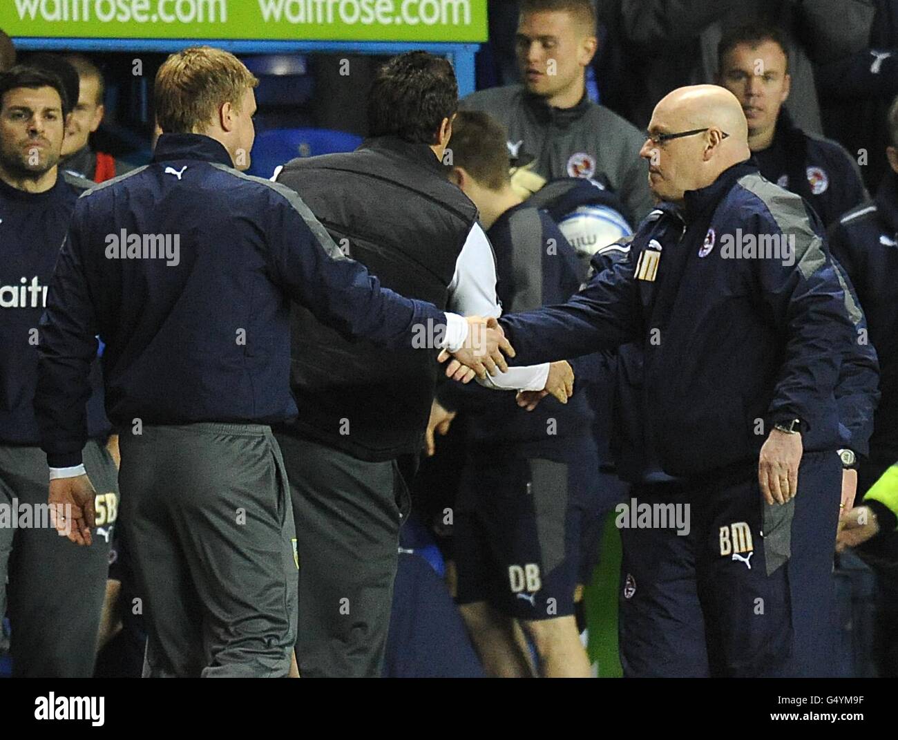 Eddie Howe, gestionnaire de Burnley (à gauche), serre la main avec Brian McDermott, gestionnaire de lecture (à droite) après le coup de sifflet final. Banque D'Images