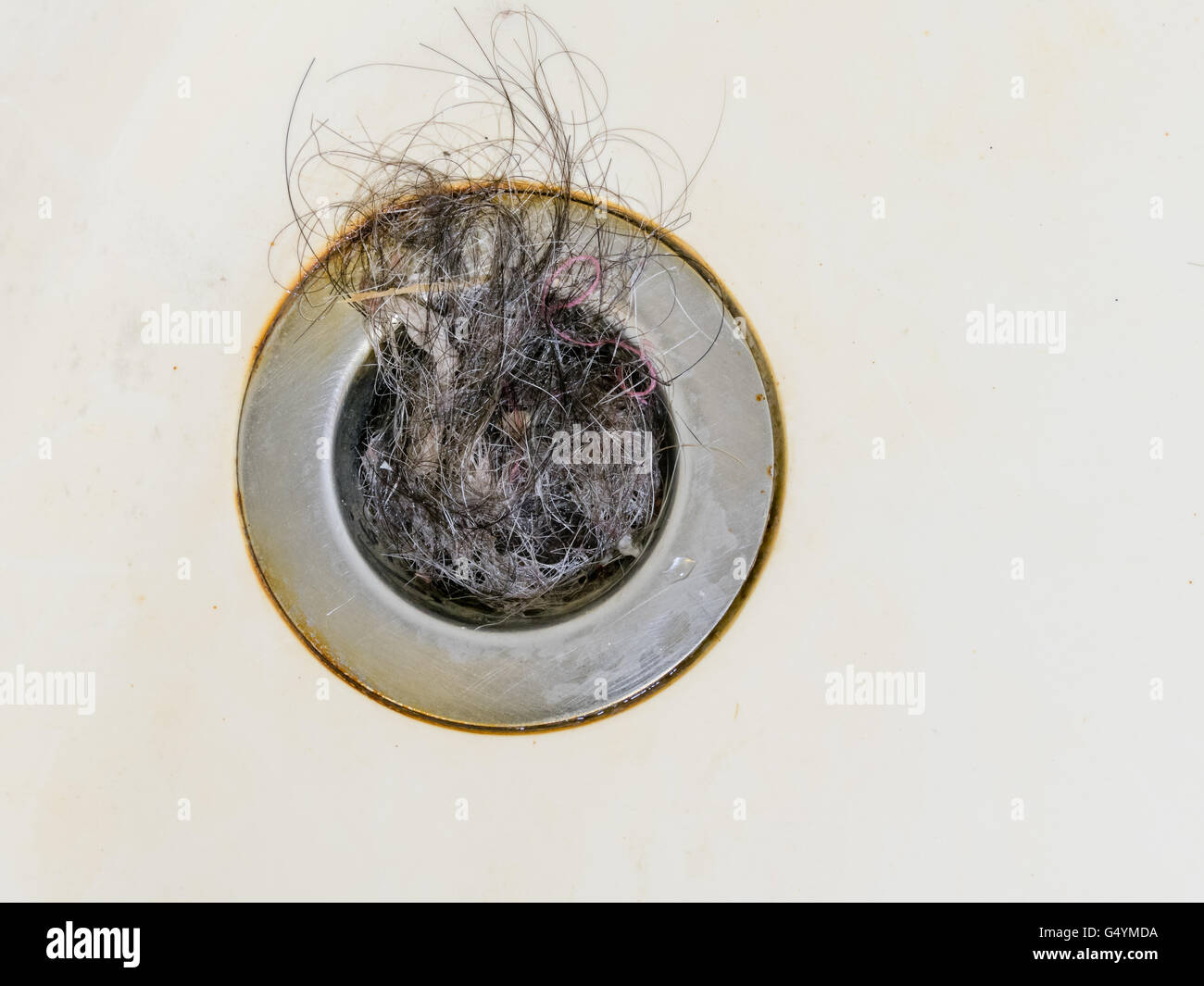 Le trou du bouchon de baignoire avec sèche bloqués Photo Stock - Alamy