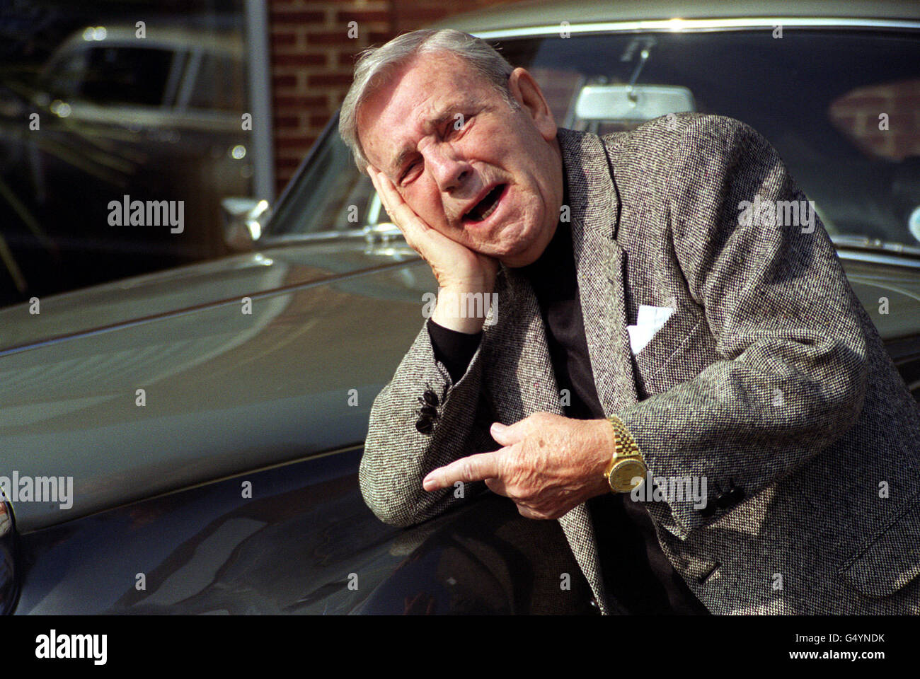 Le comédien Norman Wisdom à Londres, dit adieu à son Fastback continental Bentley S1 de 1956, dont la valeur est estimée entre 40,000 et 50,000.Le véhicule est offert à la vente chez Christies exceptionnel Motor cars et à la vente d'Automobilia. Banque D'Images