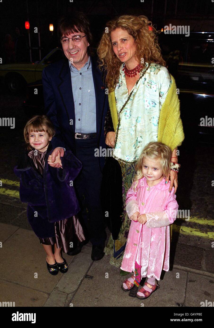 L'ancien guitariste Rolling Stones Bill Wyman avec sa femme Suzanne Accosta et leurs deux filles, arrivant à la première du film Gala du Miracle Maker, au cinéma Curzon à Londres. Banque D'Images