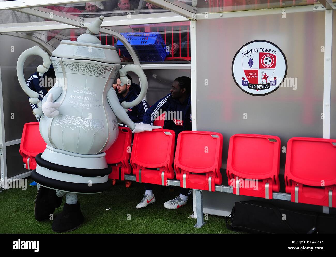 Football - FA Cup - Cinquième tour - Crawley Town / Stoke City - Broadfield Stadium.FA Cup Trophée mascotte dans le dugout Banque D'Images