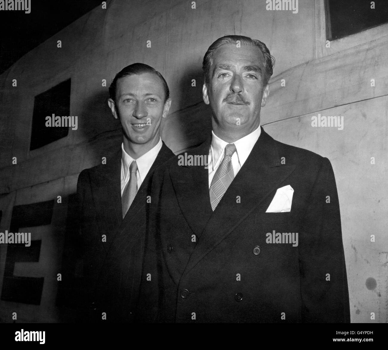 Le chef adjoint de l'opposition, Anthony Eden (à droite) et son principal secrétaire privé, Robert Carr, sont de retour au Royaume-Uni depuis l'Amérique. Banque D'Images