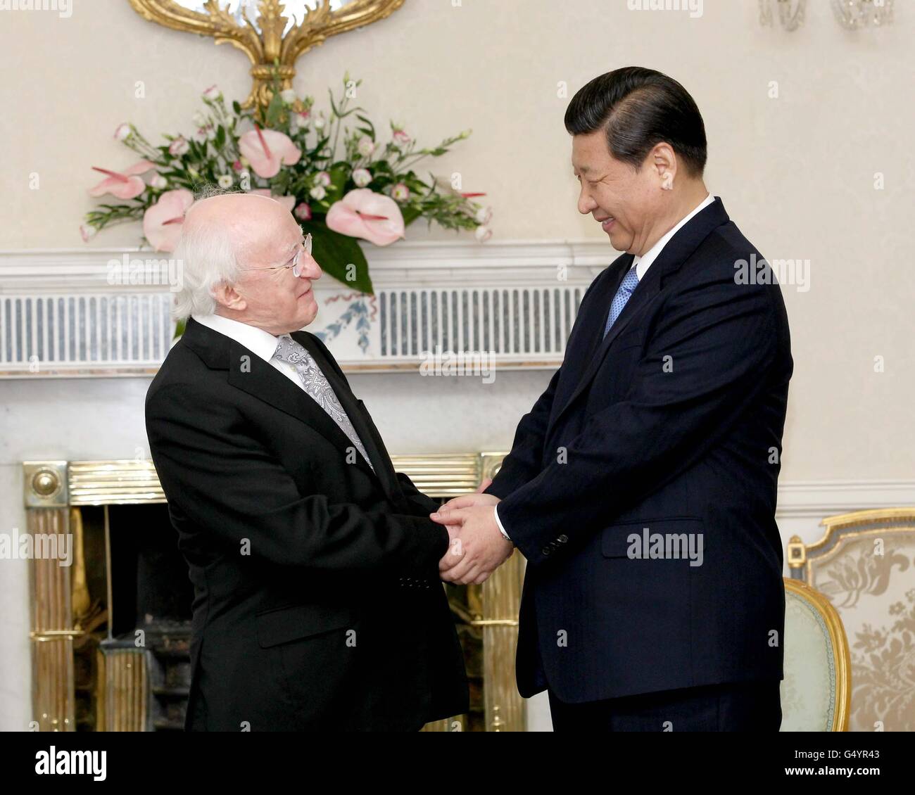 S.E. M. Xi Jinping , Vice-Président de la République populaire de Chine avec le Président de l'Irlande Michael D. Higgins à Aras an Uachtarain où les deux ont eu des entretiens le troisième et dernier jour d'une visite de trois jours en Irlande . Banque D'Images