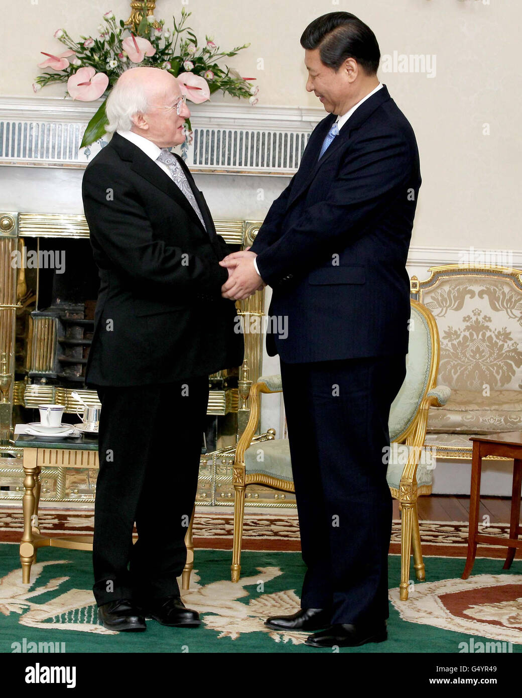 S.E. M. Xi Jinping , Vice-Président de la République populaire de Chine avec le Président de l'Irlande Michael D. Higgins à Aras an Uachtarain où les deux ont eu des entretiens le troisième et dernier jour d'une visite de trois jours en Irlande . Banque D'Images