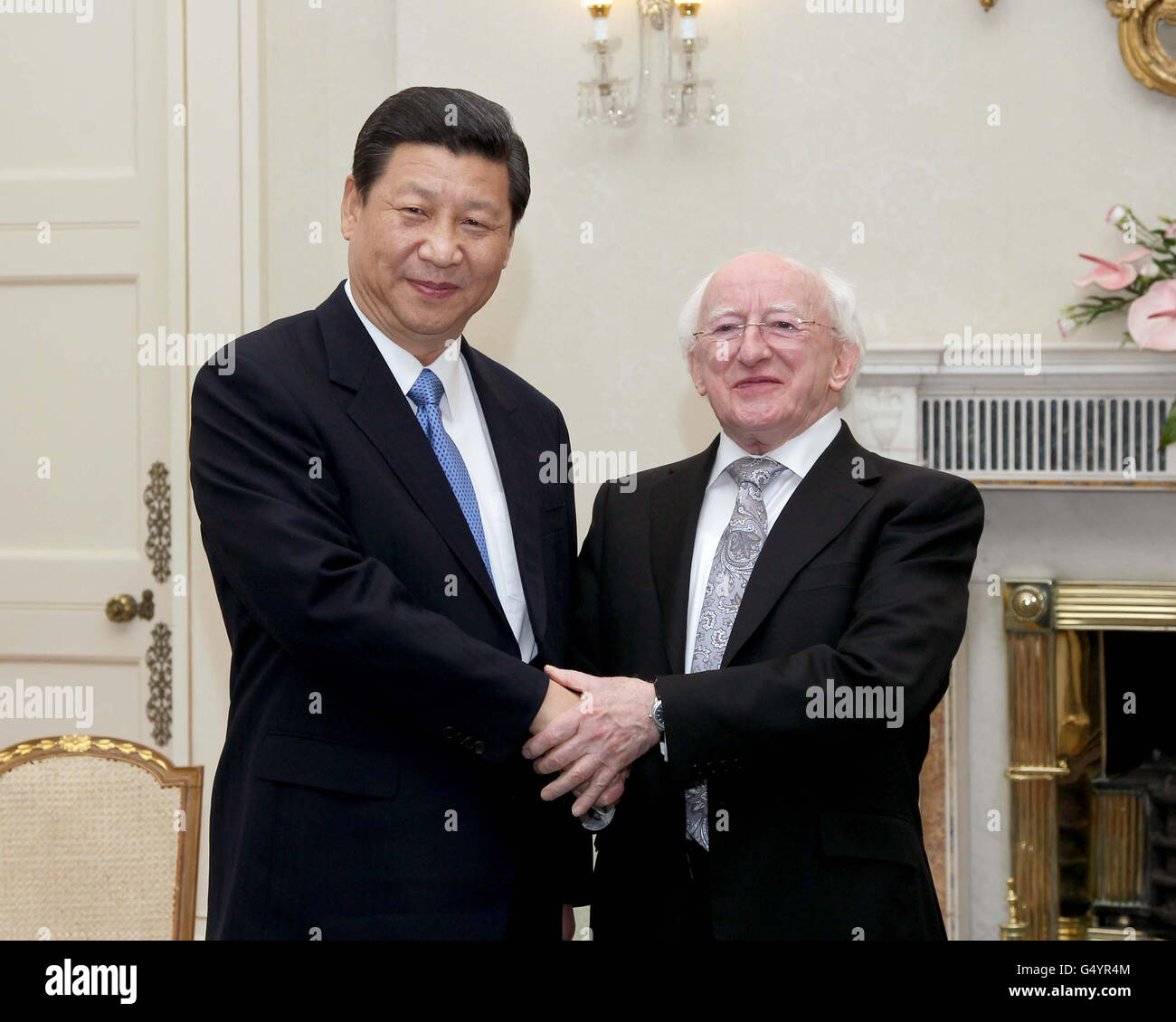 S.E. M. Xi Jinping , Vice-Président de la République populaire de Chine avec le Président de l'Irlande Michael D. Higgins à Aras an Uachtarain où les deux ont eu des entretiens le troisième et dernier jour d'une visite de trois jours en Irlande . Banque D'Images
