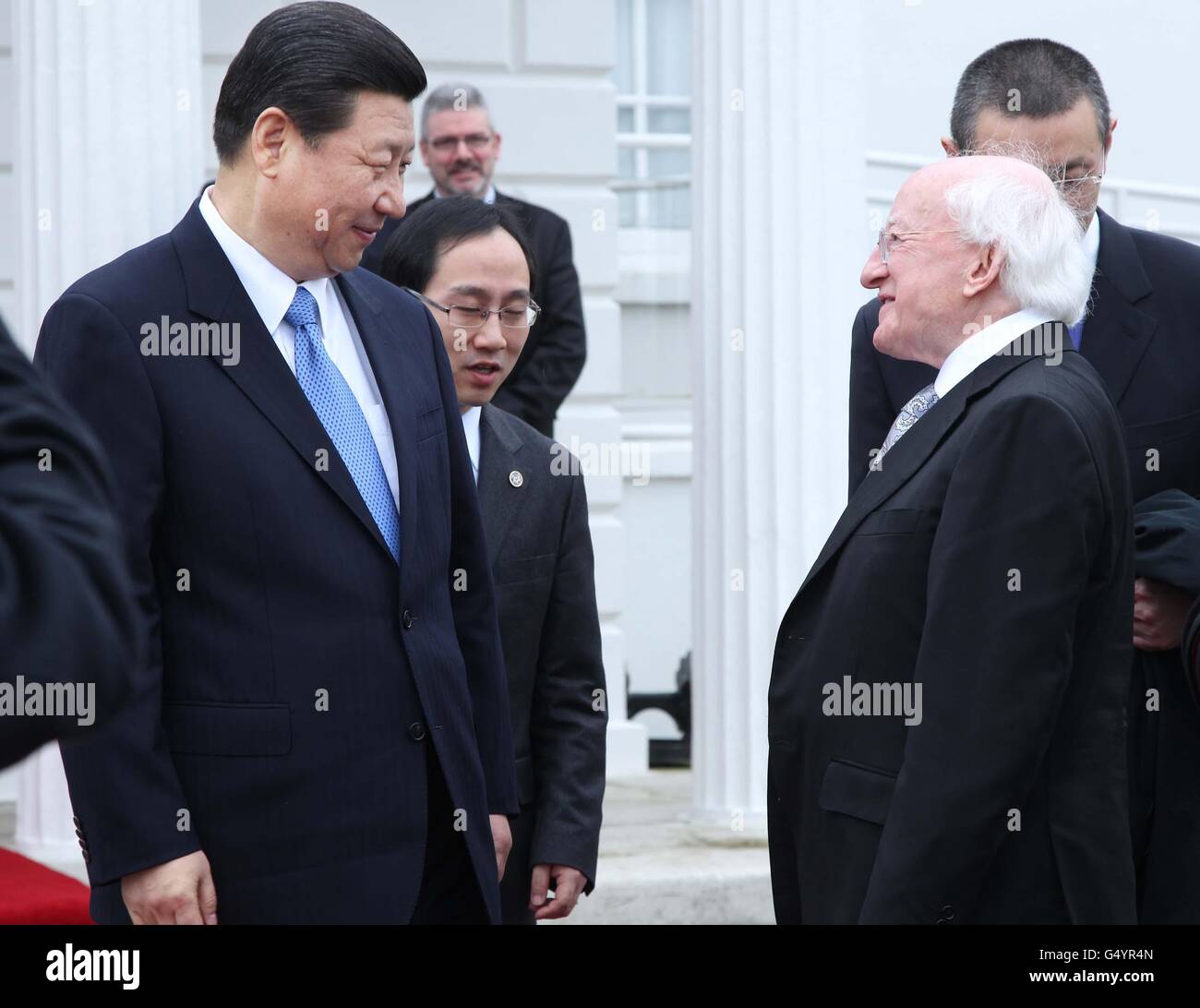 S.E. M. Xi Jinping , Vice-président de la République populaire de Chine avec le président de l'Irlande Michael D. Higgins à Aras an Uachtarain après les deux entretiens le troisième et dernier jour d'une visite de trois jours en Irlande alors qu'il part pour assister à un événement à l'hôpital Royal Kilmainham. Banque D'Images
