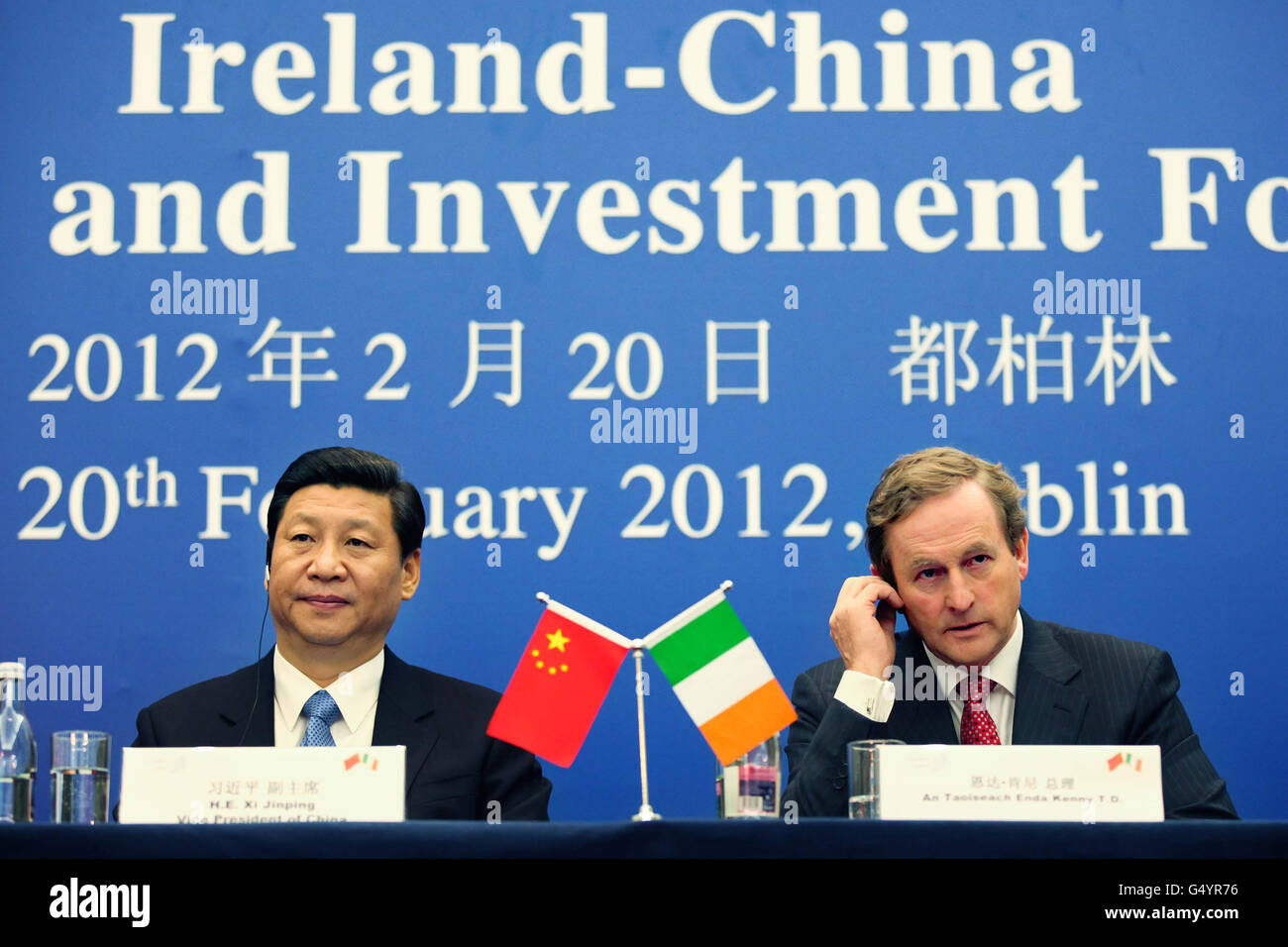 M. Xi Jinping, vice-président de la République populaire de Chine et d'auml, avec un Taoiseach Enda Kenny TD à l'hôpital Royal Kilmanham pour le Forum Irlande-Chine sur le commerce et l'investissement le dernier jour d'une visite de trois jours en Irlande. Banque D'Images