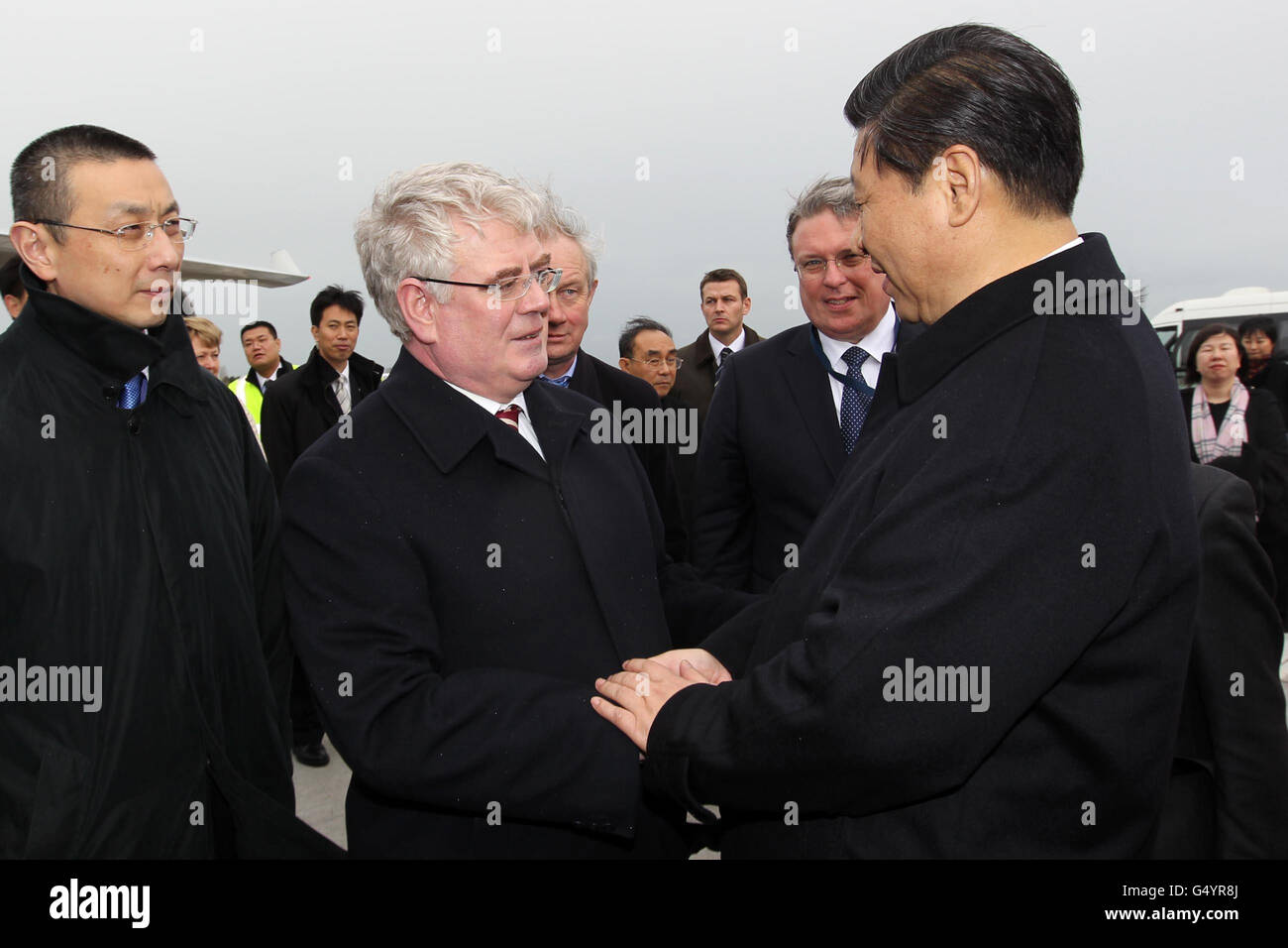 M. Xi Jinping, vice-président de la République populaire de Chine, avec un Tanaiste et ministre des Affaires étrangères, Eamon Gilmore TD, au départ des vice-présidents après une visite de trois jours en Irlande. Banque D'Images