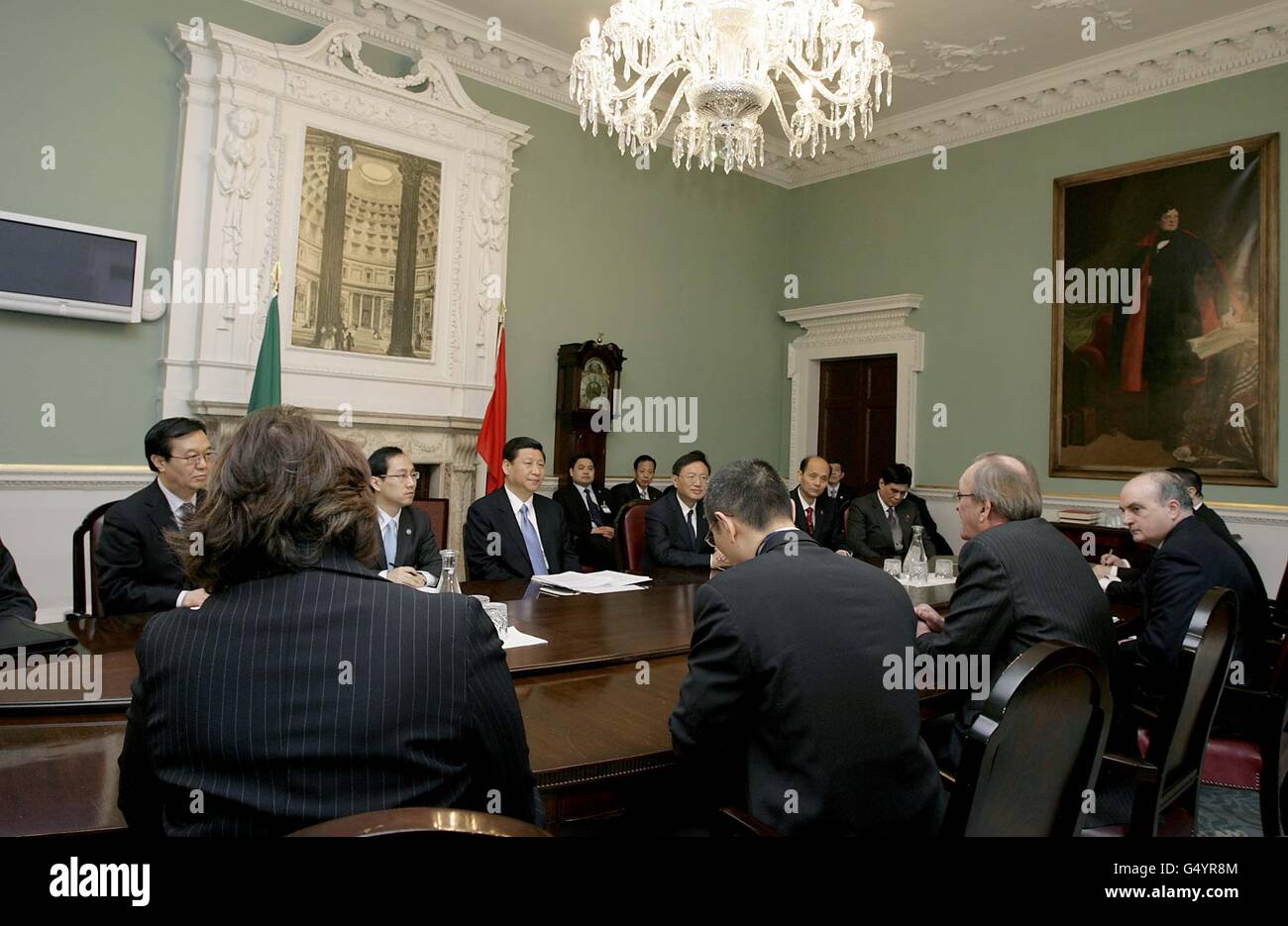 S.E. M. Xi Jinping , Vice-Président de la République populaire de Chine alors qu'il siège pour rencontrer le sénateur Paddy Burke Cathaoirleach et M. Sean Barrett T.D.Ceann Comhairle lorsque le vice-président a effectué une visite à Leinster House le troisième et dernier jour d'une visite de trois jours en Irlande. Banque D'Images