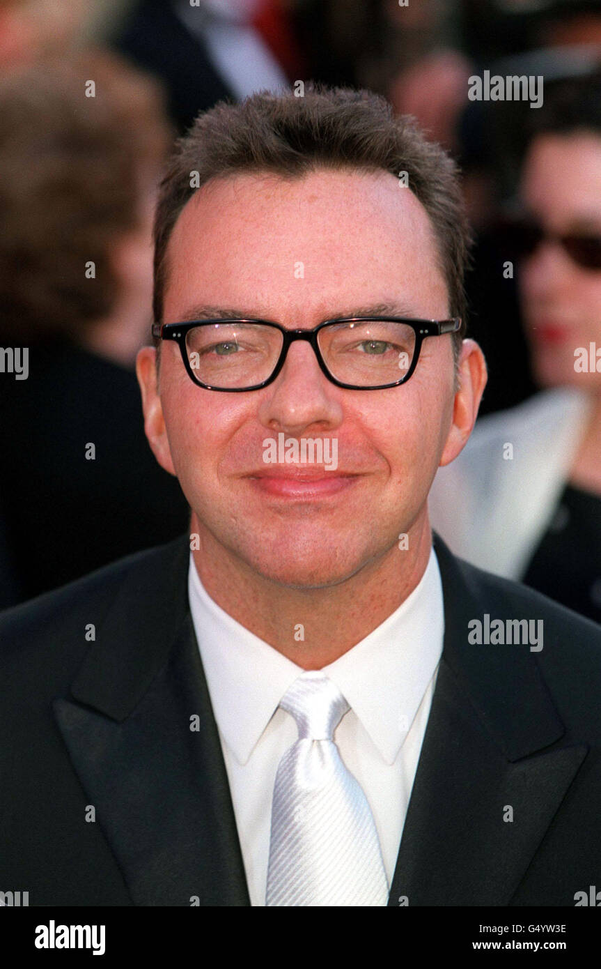 Alan ball, auteur du scénario du film American Beauty, arrivant au Shrine Auditorium pour les 72e Oscars, à Los Angeles. Banque D'Images