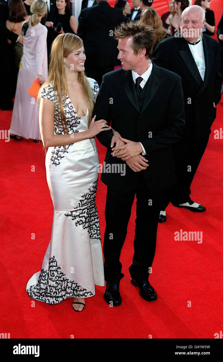 L'acteur Val Kilmer avec sa femme Jacy Gossett arrive au Shrine Auditorium  pour les 72e Oscars annuels de l'Académie, à Los Angeles Photo Stock - Alamy